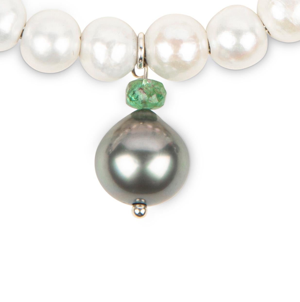 Manschette mit weißen Süßwasserperlen, Tahiti-Perlen und Edelsteinen im Zustand „Neu“ im Angebot in Boostedt, SH