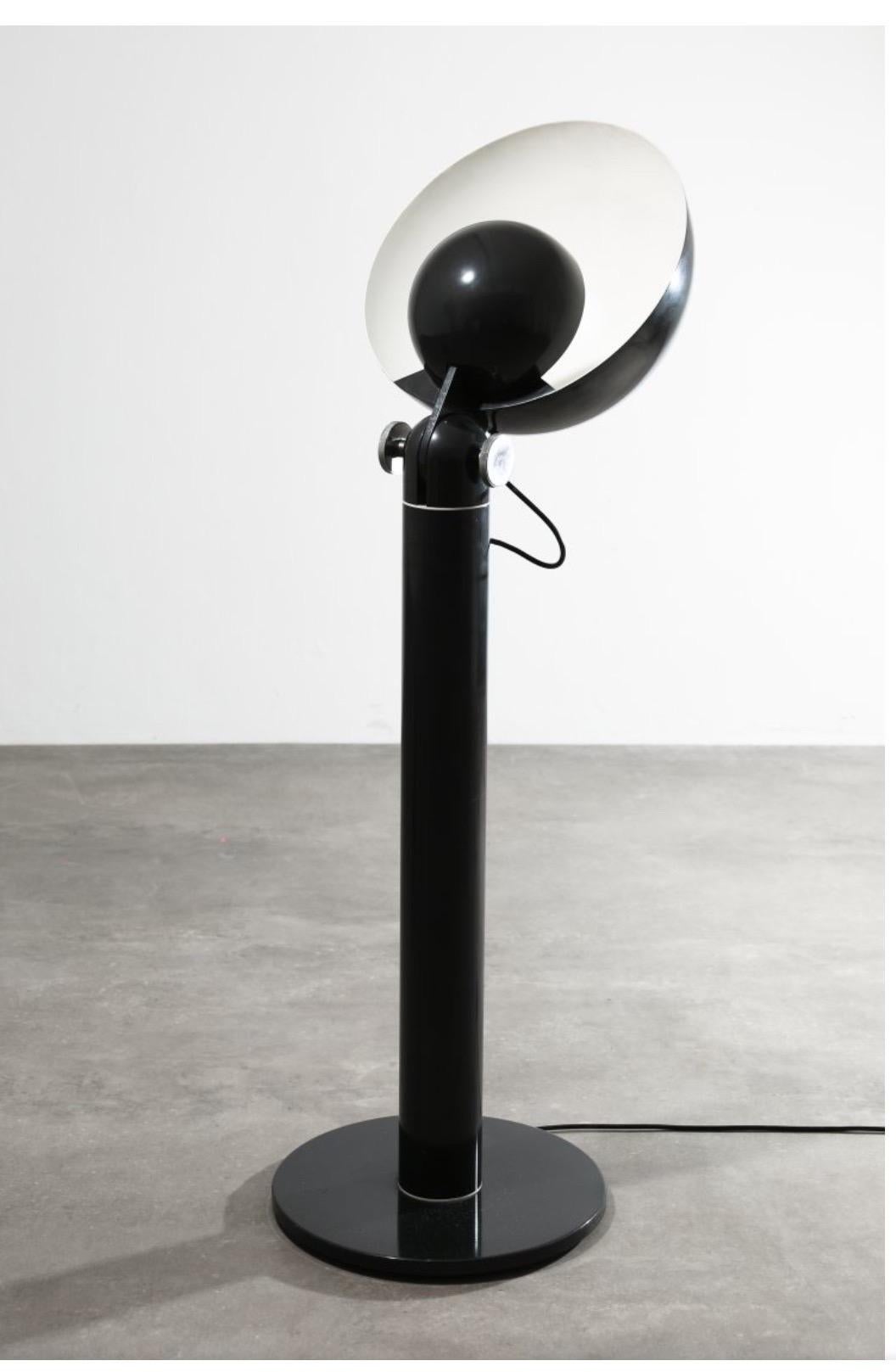 Cuffia floor lamp designed by Francesco Buzzi and manufactured by Bieffeplast, Italy 1969
This one is a nice large size with 2 half ball adjustable in position
lamp made in black enameled metal with 2 chrome knobs