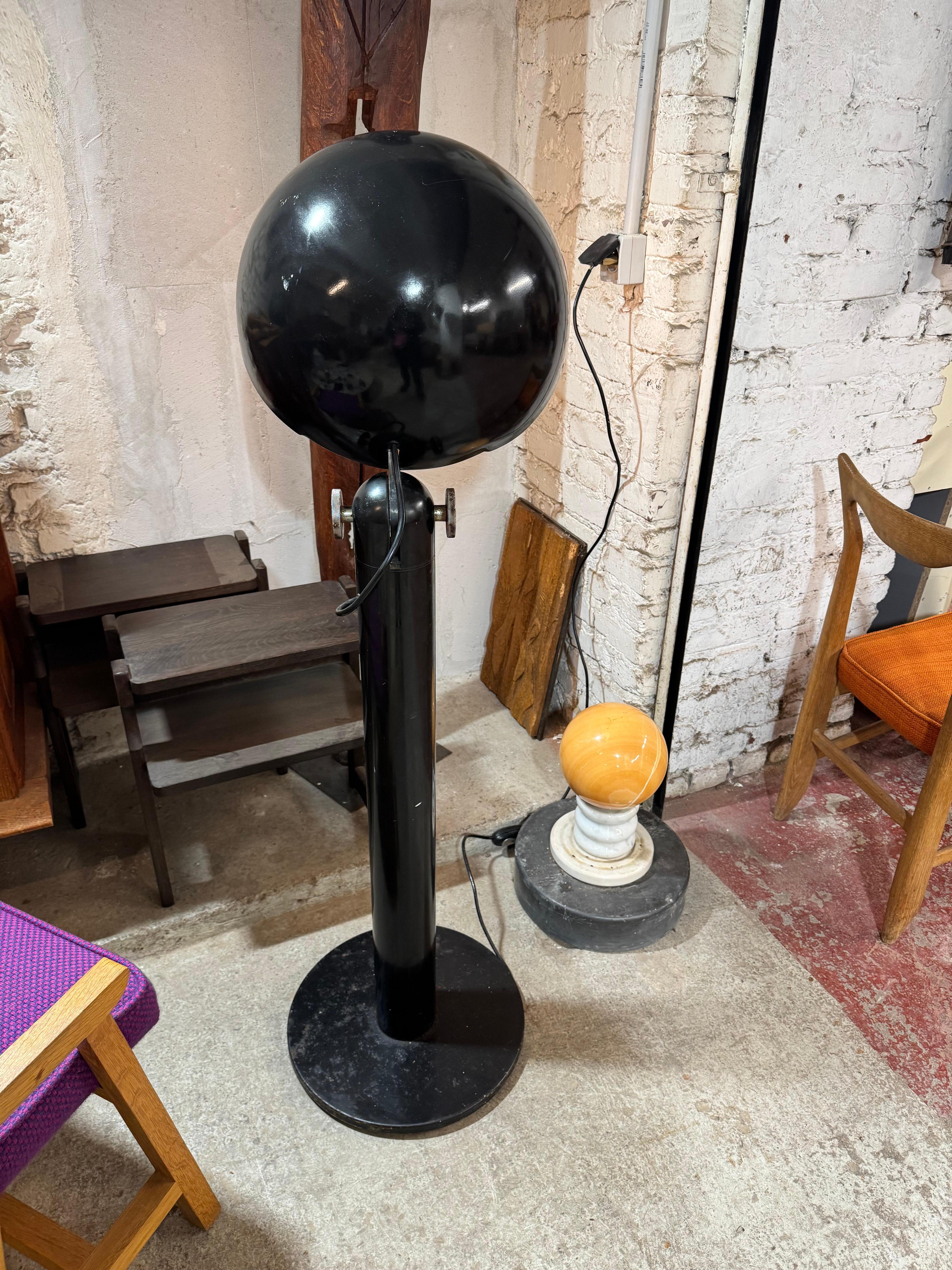Moderno Lampada da terra nera Cuffia di Francesco Buzzi circa 1969 in vendita