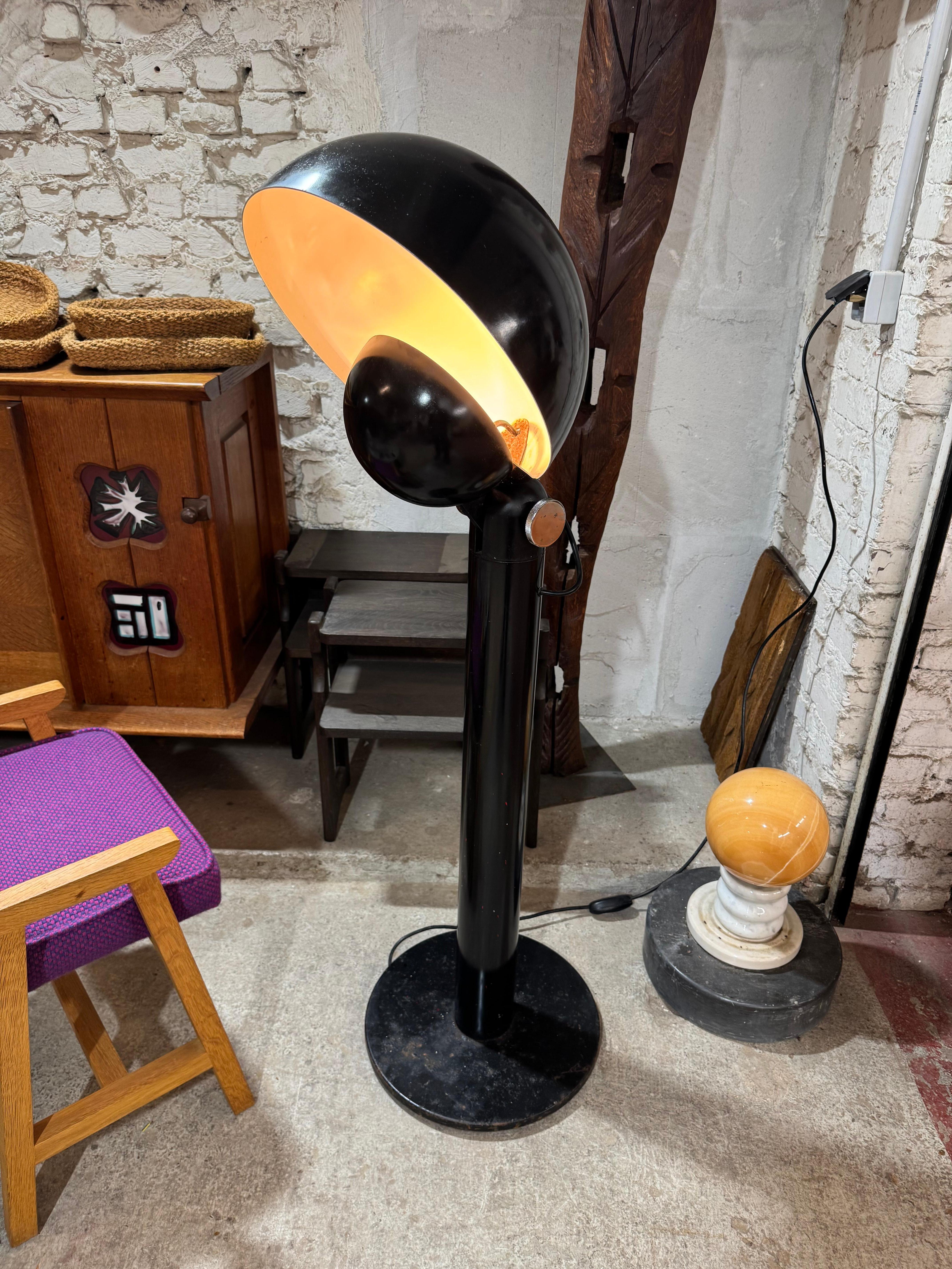 Italiano Lampada da terra nera Cuffia di Francesco Buzzi circa 1969 in vendita