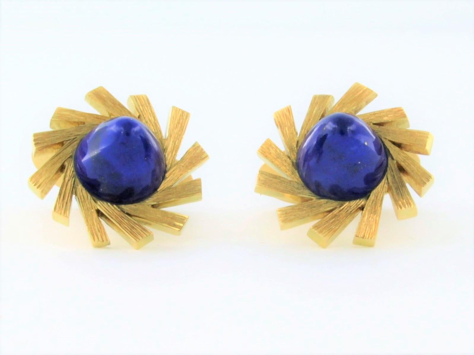 Boutons de manchette en or 18k sertis de lapis-lazuli - dimensions 2,1 cm x 2,1 cm x 1,1 cm

description détaillée :

la partie supérieure du bouton a un diamètre de 2,1 cm de large et une profondeur de 1,1 cm

poids 20,5 grammes

occupé par

- 2 x
