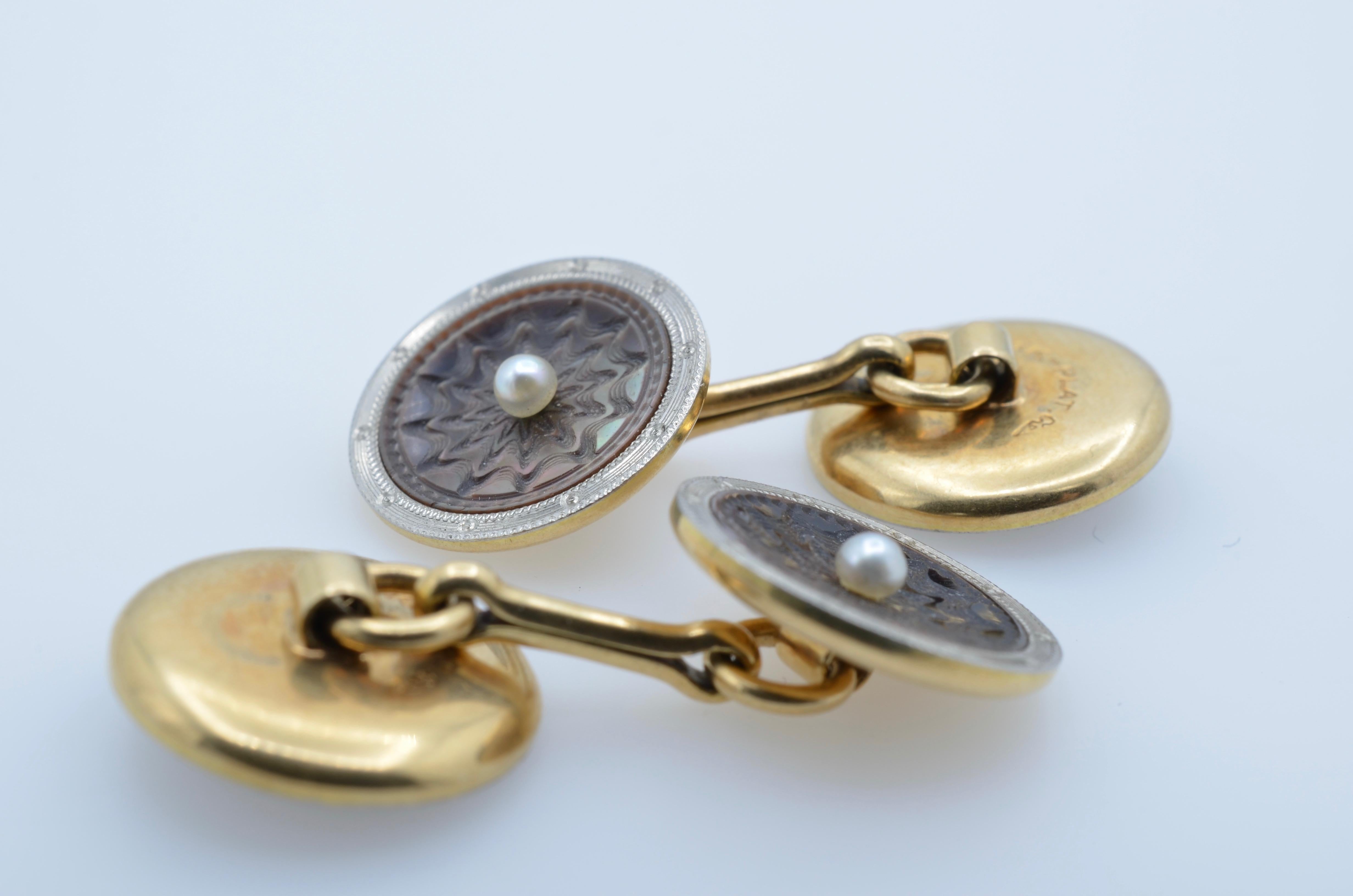 Manschettenknöpfe aus 14 Karat Gold und Platin mit Perlmuttgravur, 1930er Jahre für Damen oder Herren im Angebot