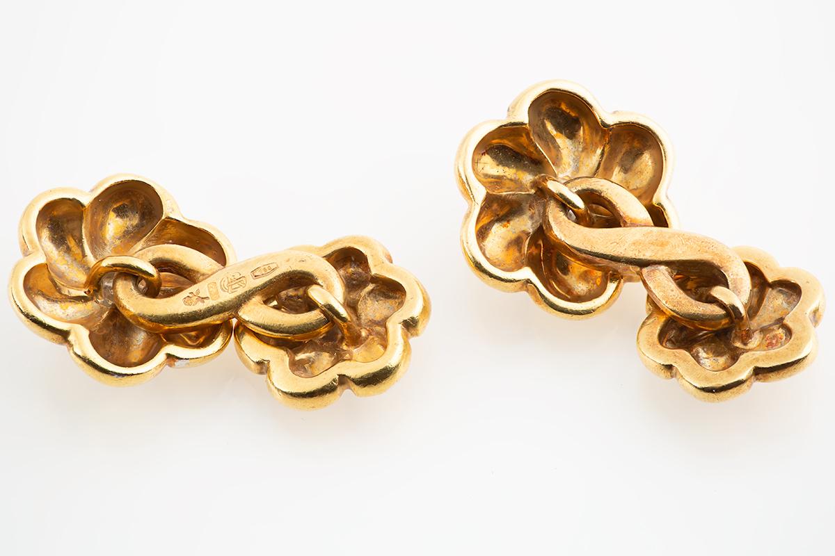 High Victorian Flower Head Cufflinks, 18 Karat Gold with Diamond Centre, Continental circa 1960 For Sale