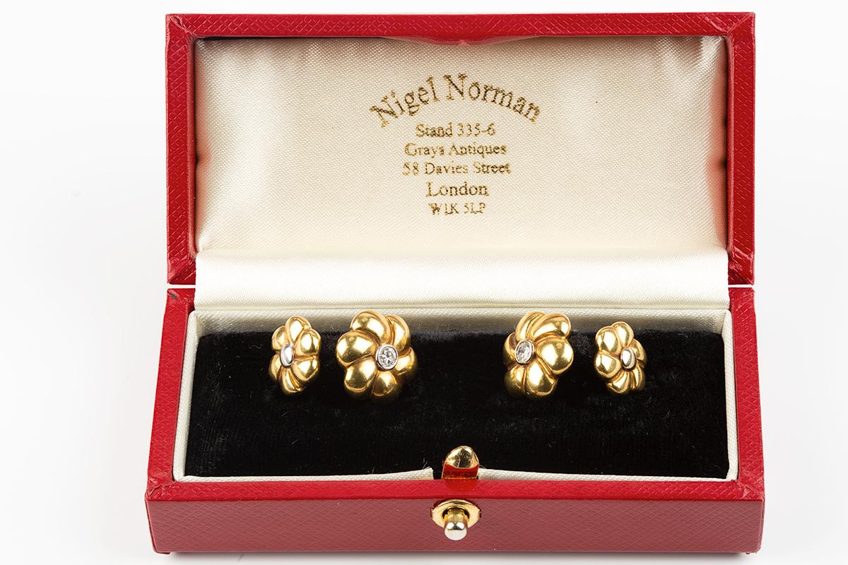 Flower Head Cufflinks, 18 Karat Gold with Diamond Centre, Continental circa 1960 In Good Condition For Sale In London, GB
