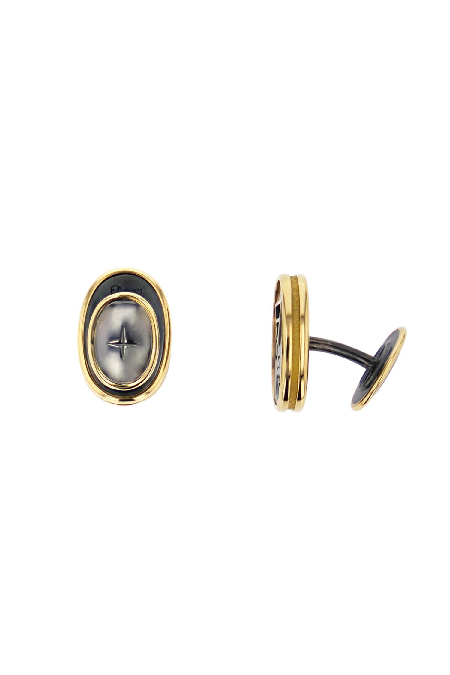 Cufflinks in yellow gold and distressed silver. On one side are engraved the signs of Earth (Virgo, Capricorn, Taurus) and on the other, a lion an onyx background.

Details:
Onyx
Diamond: 0.015 cts
18k Yellow Gold: 6.7 g
Distressed Silver: 7 g
Made