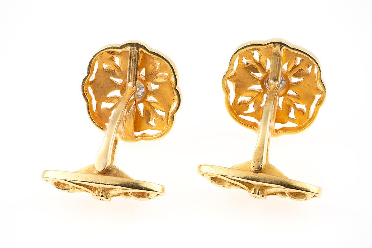 Cufflinks 18 Karat Gold Floral Openwork with Central Diamond, French circa 1890 In Good Condition For Sale In London, GB