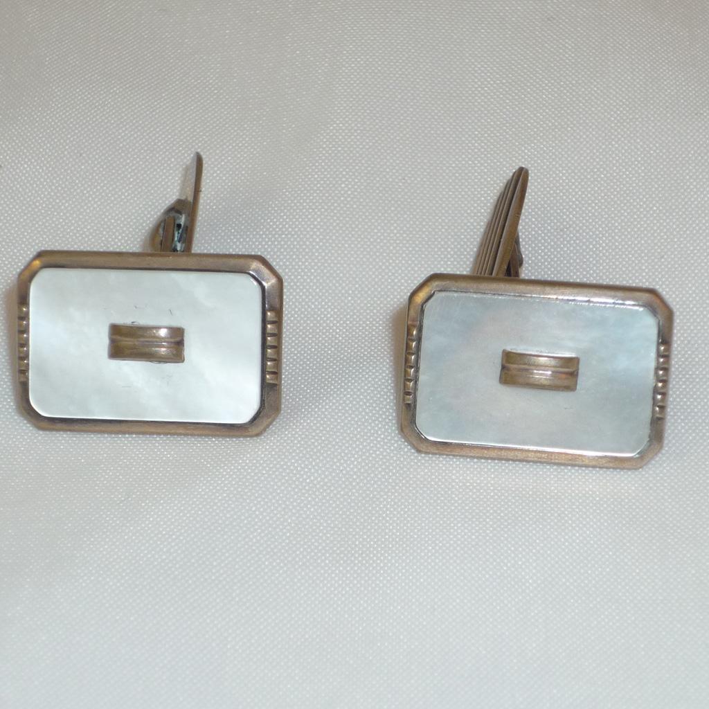 Cufflinks Art deco
Pair of classic Cufflinks in Silver 835 and Mother of pearl.
probably Scandinavia around 1920-30
The classic simple design of this typical men´s accessory is suitable for every day use as well as for the evening dress for the well
