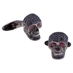 Boutons de manchette en or noir Gavello avec tête de crâne en diamants noirs et rubis