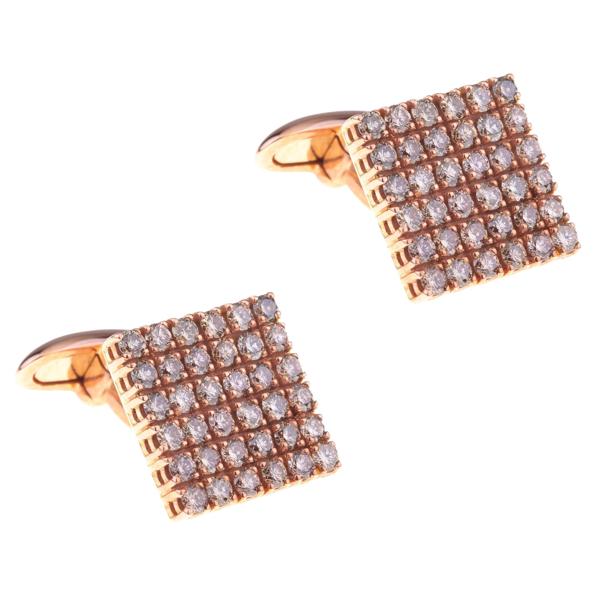 Boutons de manchette pour hommes en or rose quadrillé avec 36 diamants chacun.
Boutons de manchette spéciaux pour les affaires ou les loisirs, à porter sur des chemises à manchettes blanches, bleu clair ou à rayures.
Le carré d'or contient 36