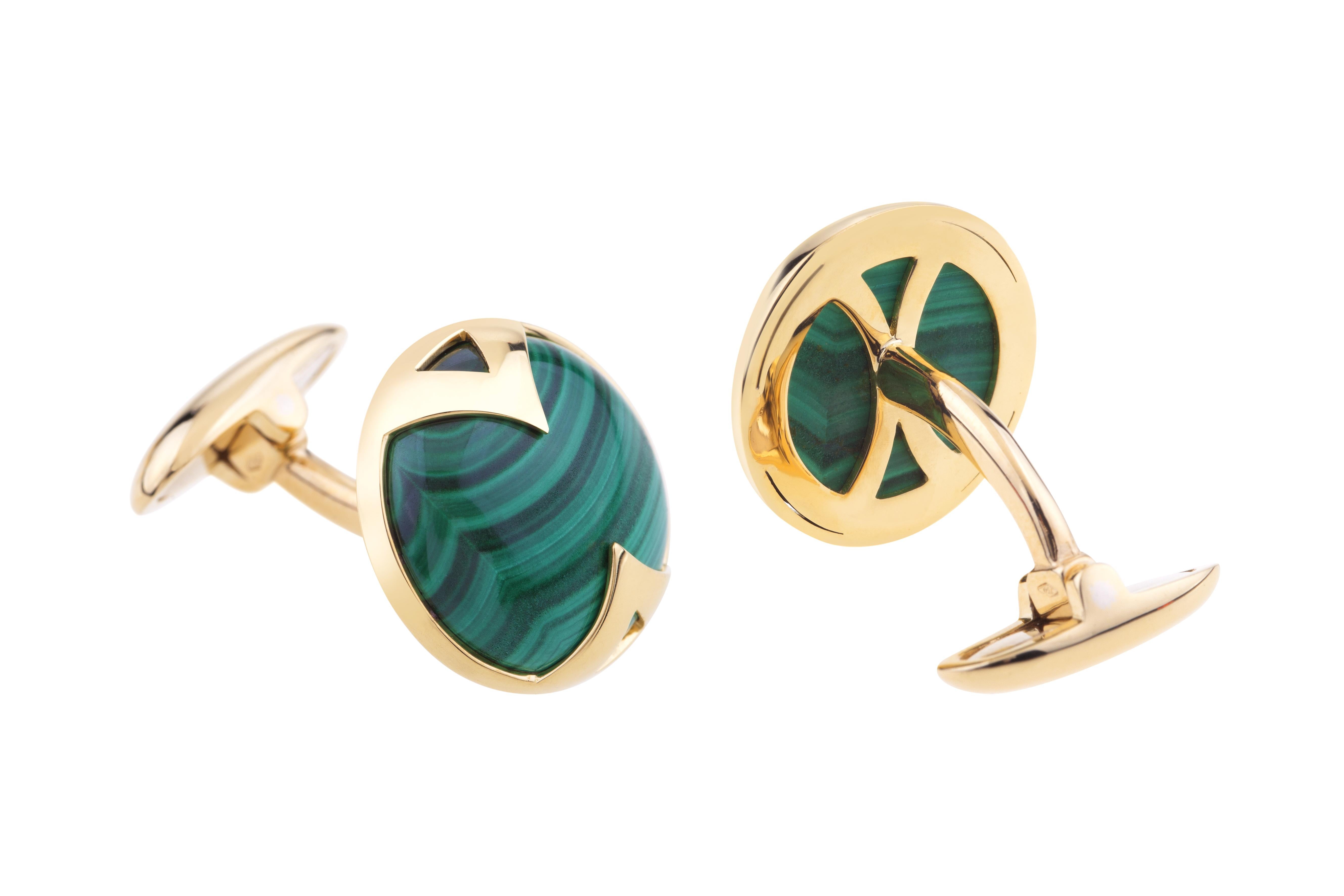 Cufflinks For Men Yellow Gold with Round Malachite Button.
Everyday Cufflinks for every Business or Leisure Time to be worn on white, light blue or stripe Cuff Shirts.
The stone is particularly attractive for its A Quality with its nice Veining,