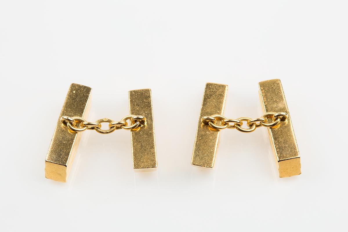 A pair of heavy quality double sided baton shaped cufflinks signed Hermes Paris. Created in 18 karat yellow gold with a stylish fluted design and chain link connections.
Measures 5mm in width and 21mm in length.
Art Deco style.
1950's Vintage
