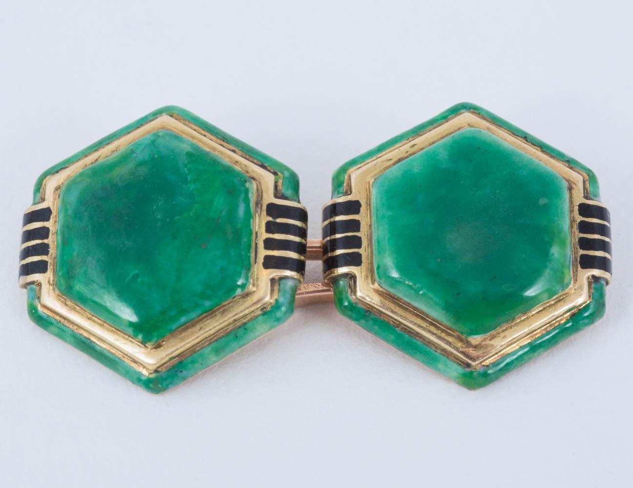 A vintage pair of Art Deco hexagonal double sided cufflinks with jade enamel and black enamel shoulder decoration, mounted in 18 karat yellow gold.
Measures 15mm across.
1920's Vintage piece.
20th century, French circa 1925-1930.

Stock no. 1743