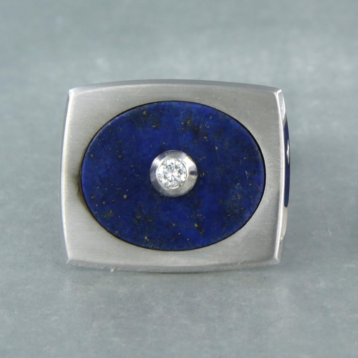 Gemelos de oro blanco de 14 kt engastados con lapislázuli y diamante talla brillante 0,06 ct F/G VS/SI - tamaño 1,9 cm x 1,6 cm

descripción detallada

Los gemelos miden 1,9 cm de ancho y 1,6 cm de alto

peso 11,7 gramos

Juego con

- 2 x 1,5 cm x