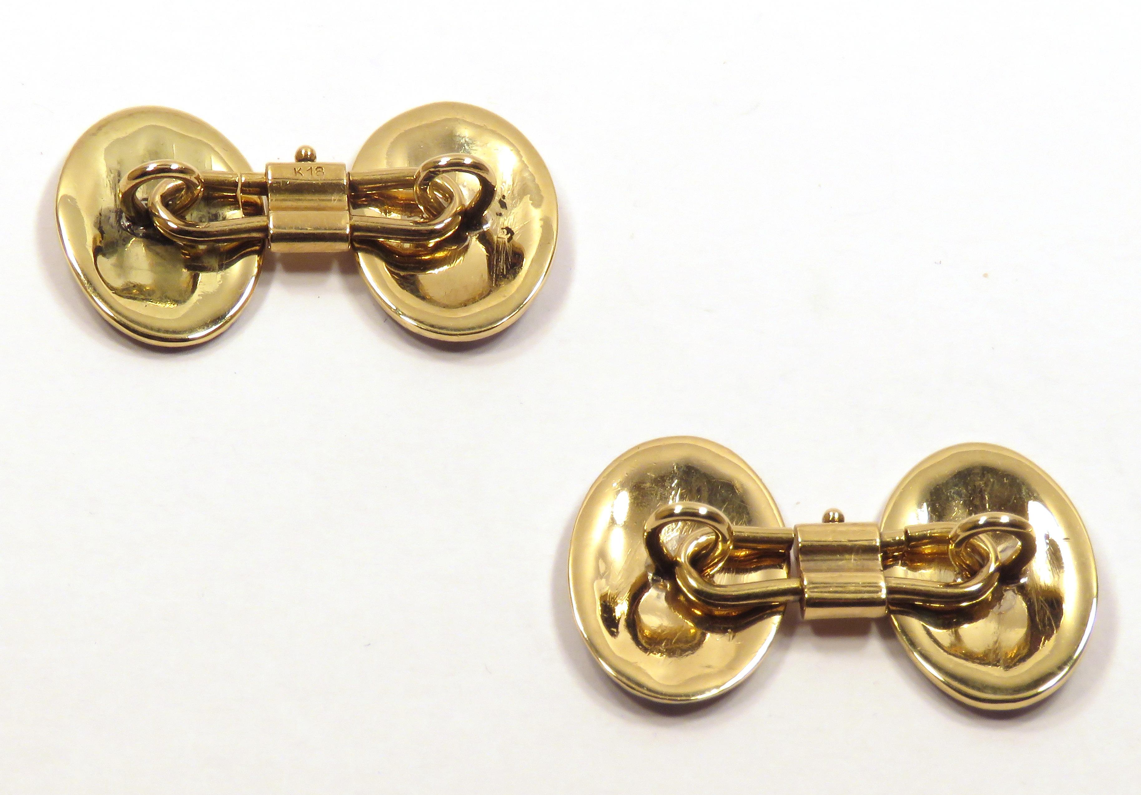 Manschettenknöpfe aus 18 Karat Weiß- und Gelbgold, graviert, oval mit blauer Emaille.
Ovale Größe ist 18 X 12 Millimeter / 0,70 X 0,47 Zoll.
Diese Manschettenknöpfe stammen aus den 1940er Jahren.
Bereit zur Auslieferung. Auf Wunsch können sie per