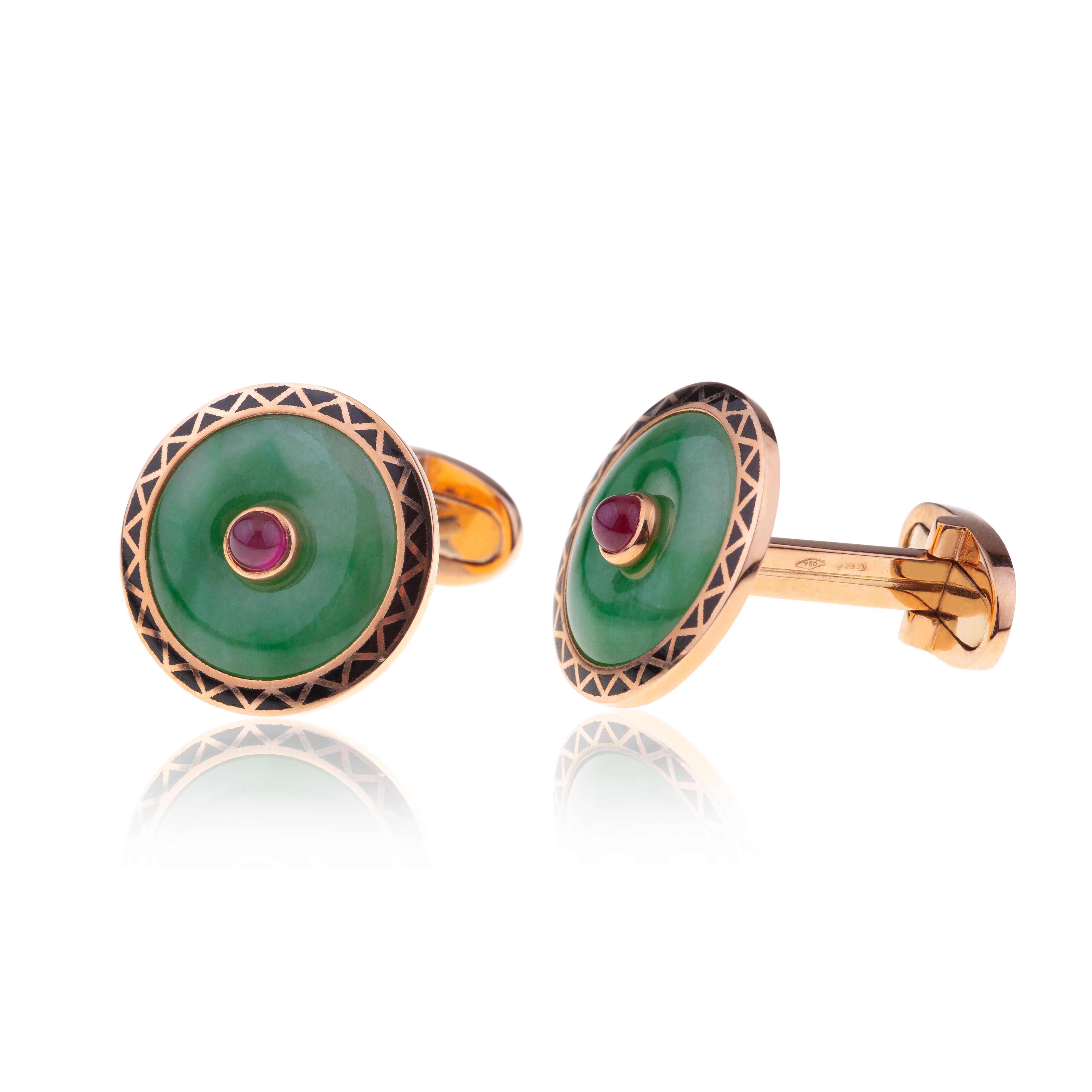 Contemporaneo Gemelli da polso rotondi in oro 18kt con giada, rubino centrale e triangoli di smalto in vendita