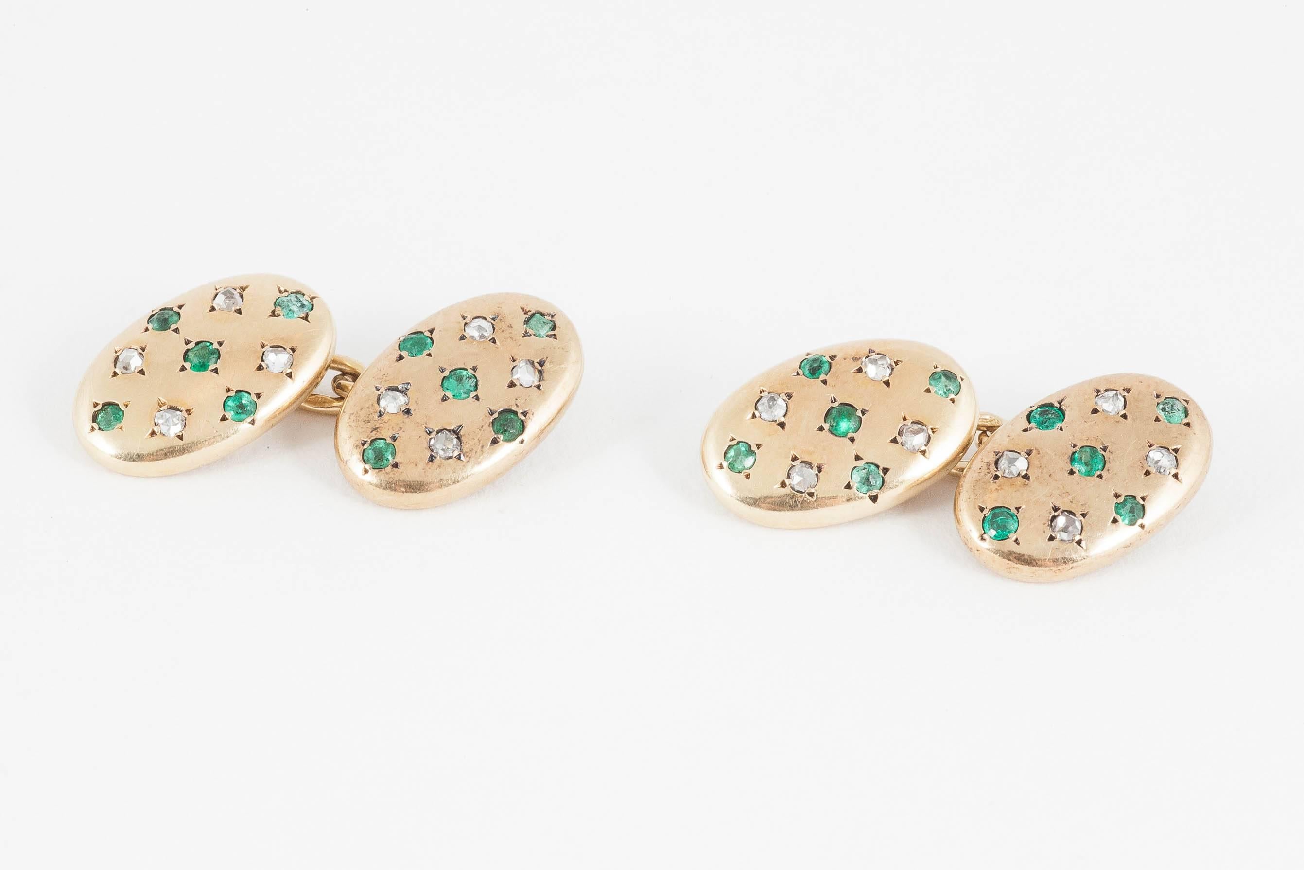 Double sided cufflinks in 18 karat yellow gold, set with emeralds and rose-cut diamonds. Oval in shape with chain connections. French marks.
Measures 16mm in length x 10mm in width.
Antique (over 100 years old),
Early 20th century, French circa