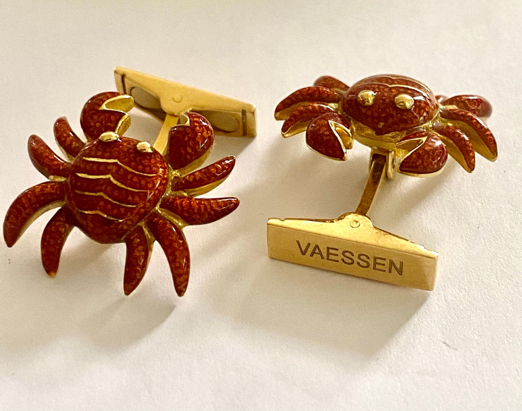 One (10 pairs of 18K yellow gold cufflinks in the shape of a Crab.
Brown Enamel, signed: Vaessen
size: 22.5 x 29.5 x 7 mm = Crab.
size: back plate: 15 x 5 mm
Weight: 18.77 grams
Made in Italy around 2010