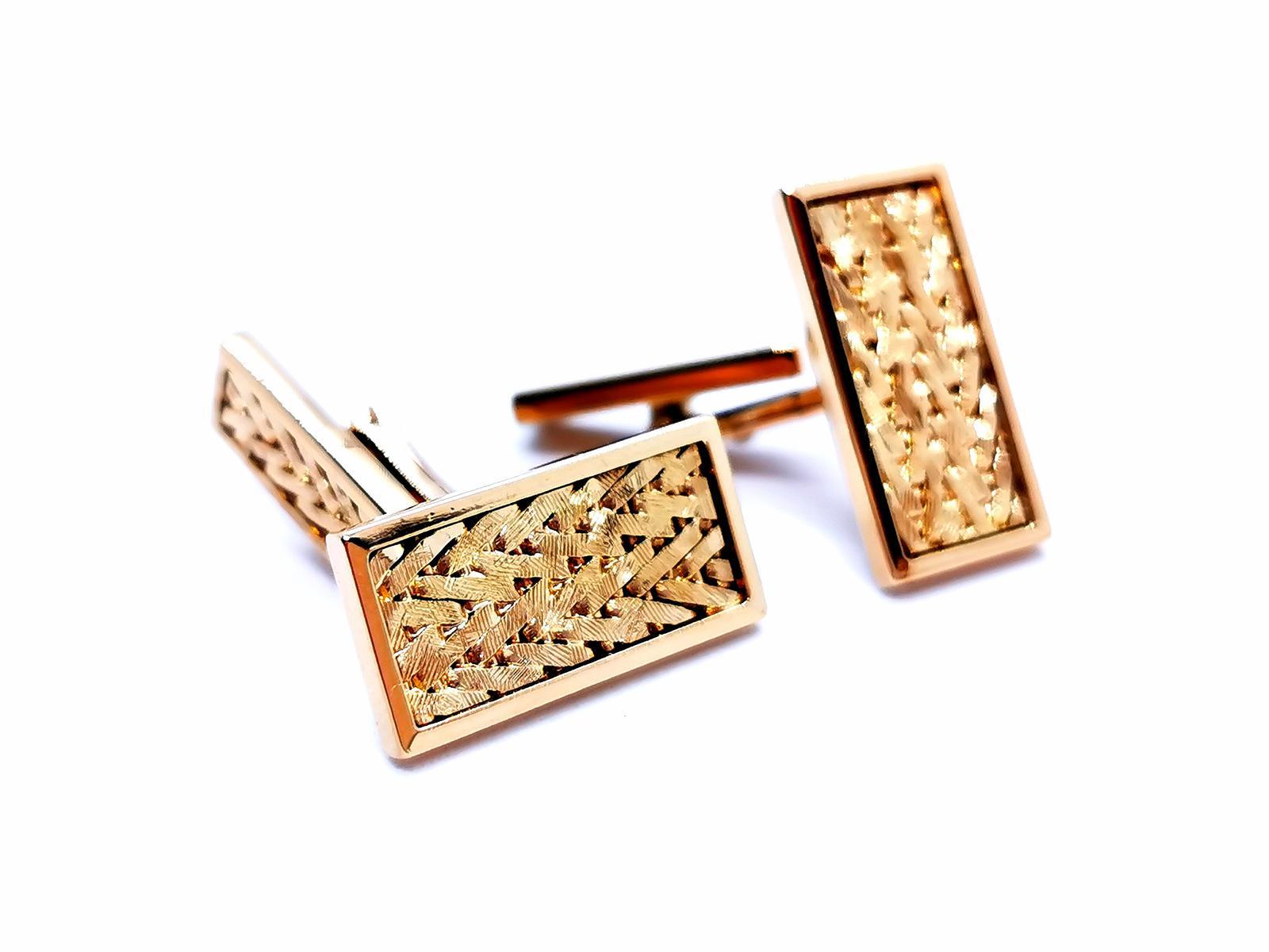 Cufflinks. gold yellow 750 mils (18 carats). dimensions 2.15 cm x 0.96 cm. wide rectangular pattern dimensions: 1.97 cm x 0.96 cm. total weight: 15.94 g. punch eagle head. excellent condition
