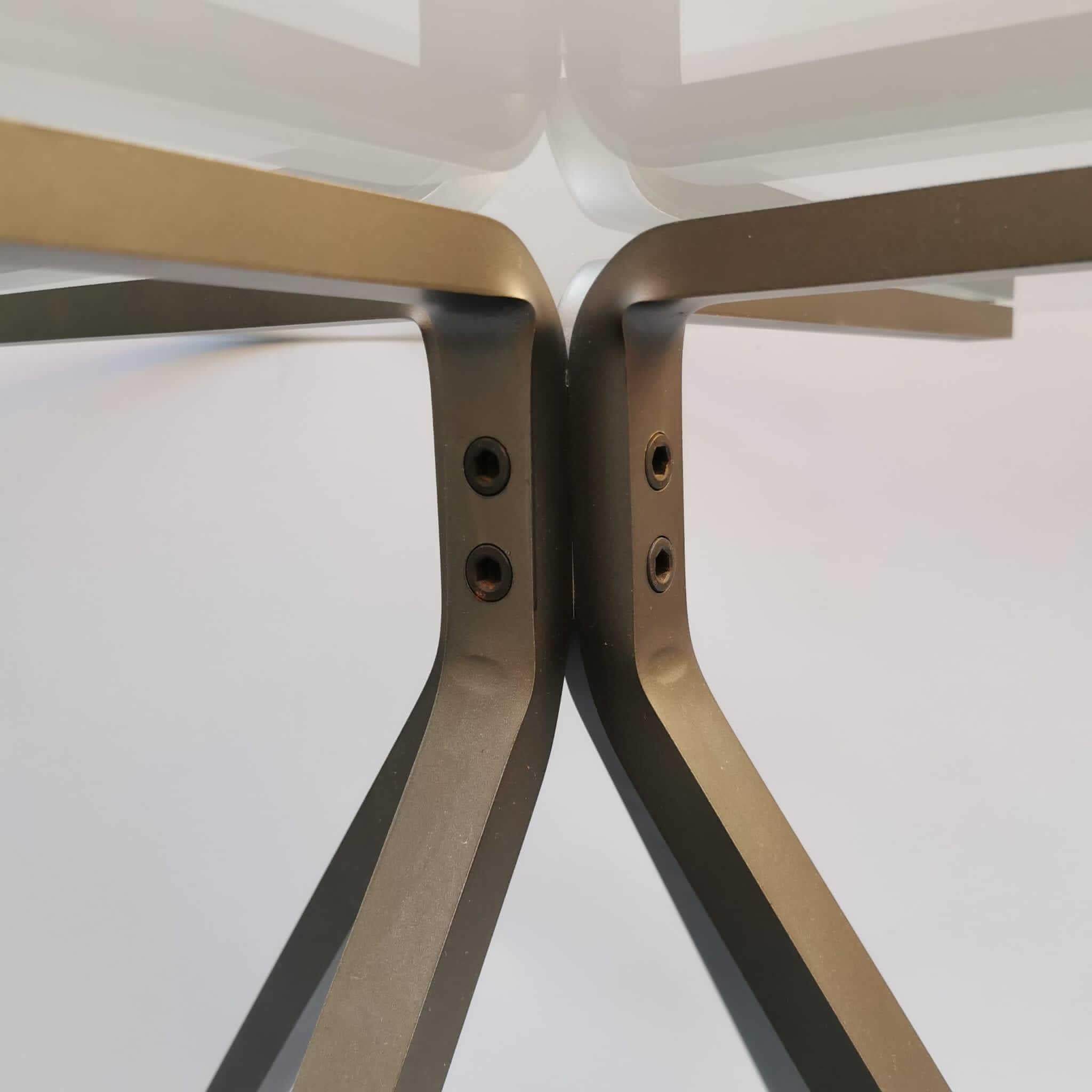 With his usual lucidity Enzo Mari decides to proceed, in this collection of tables, with transparent crystal tops. Only in this way will it be possible to enhance the rough essentiality of the metal profile supports. Designed in 1973,