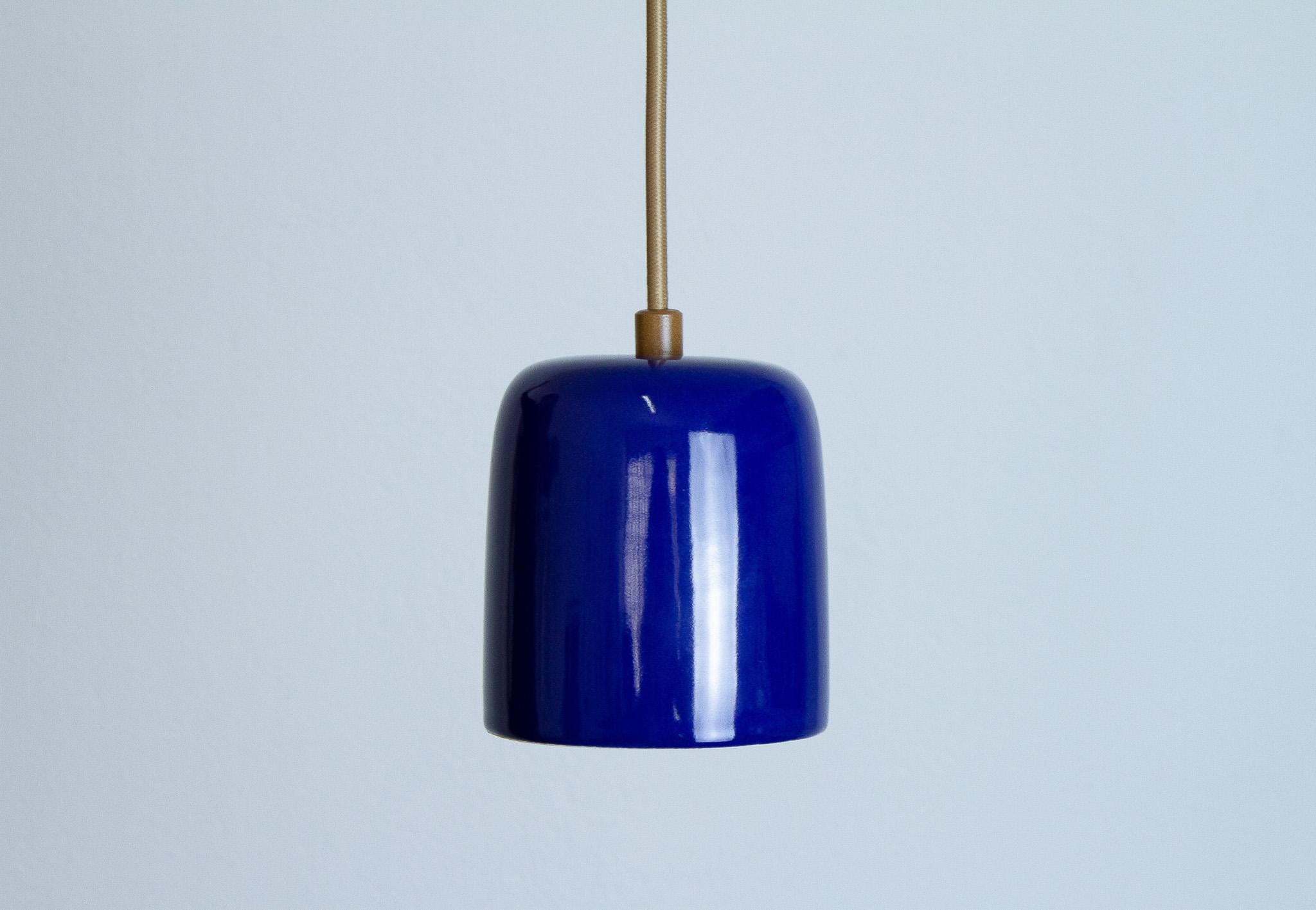 Cuia Pendelleuchte - blau - Romaria Kollektion - brasilianische Keramik (21. Jahrhundert und zeitgenössisch) im Angebot