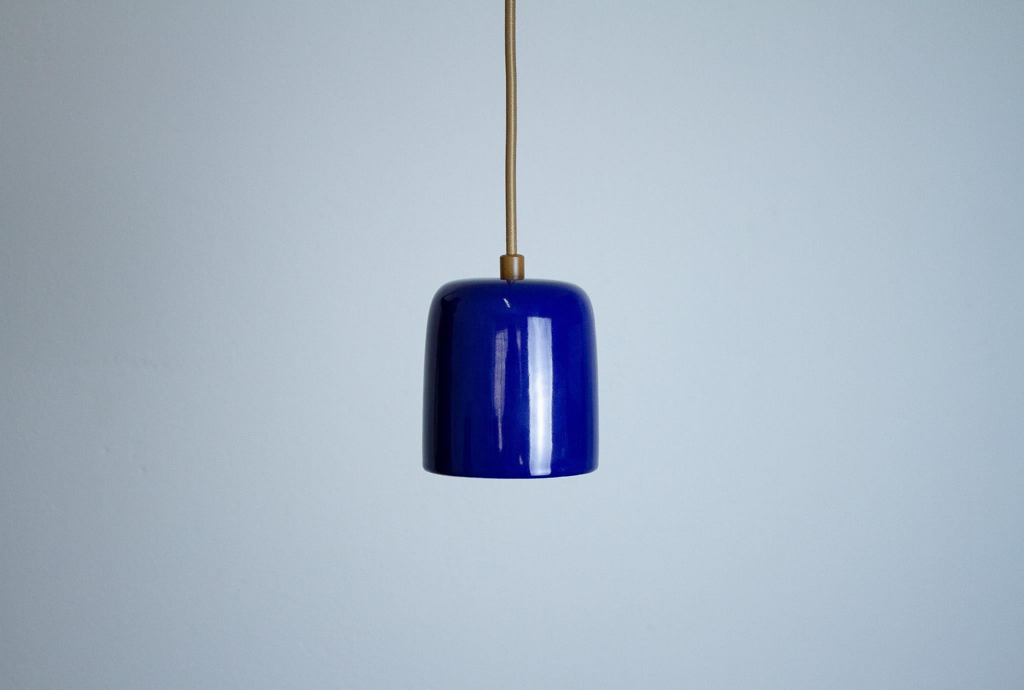 Cuia Pendelleuchte - blau - Romaria Kollektion - brasilianische Keramik (Ton) im Angebot