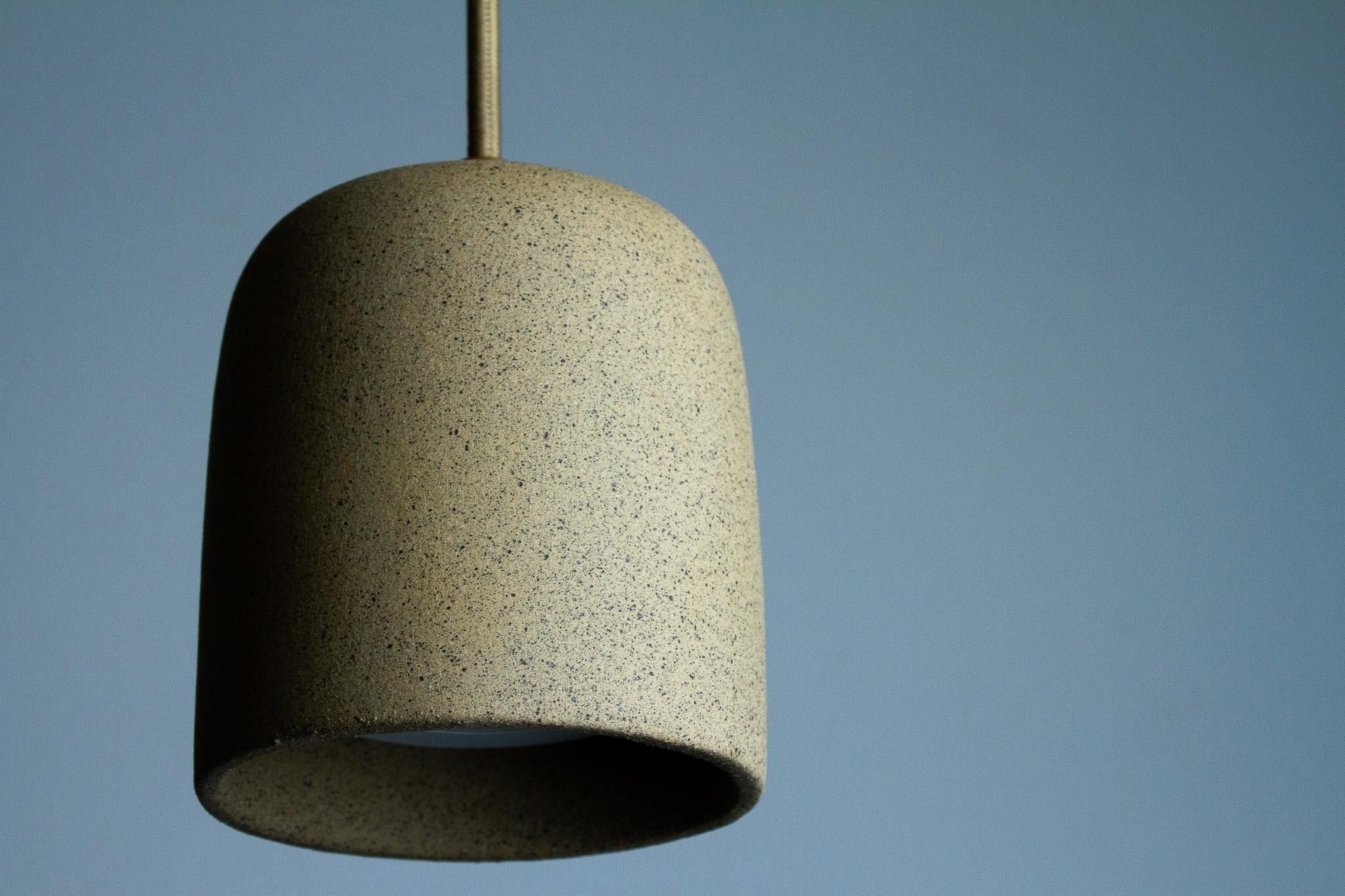 Cuia-Anhänger – Sand mit Flecken – Romaria-Kollektion – brasilianische Keramik (21. Jahrhundert und zeitgenössisch) im Angebot