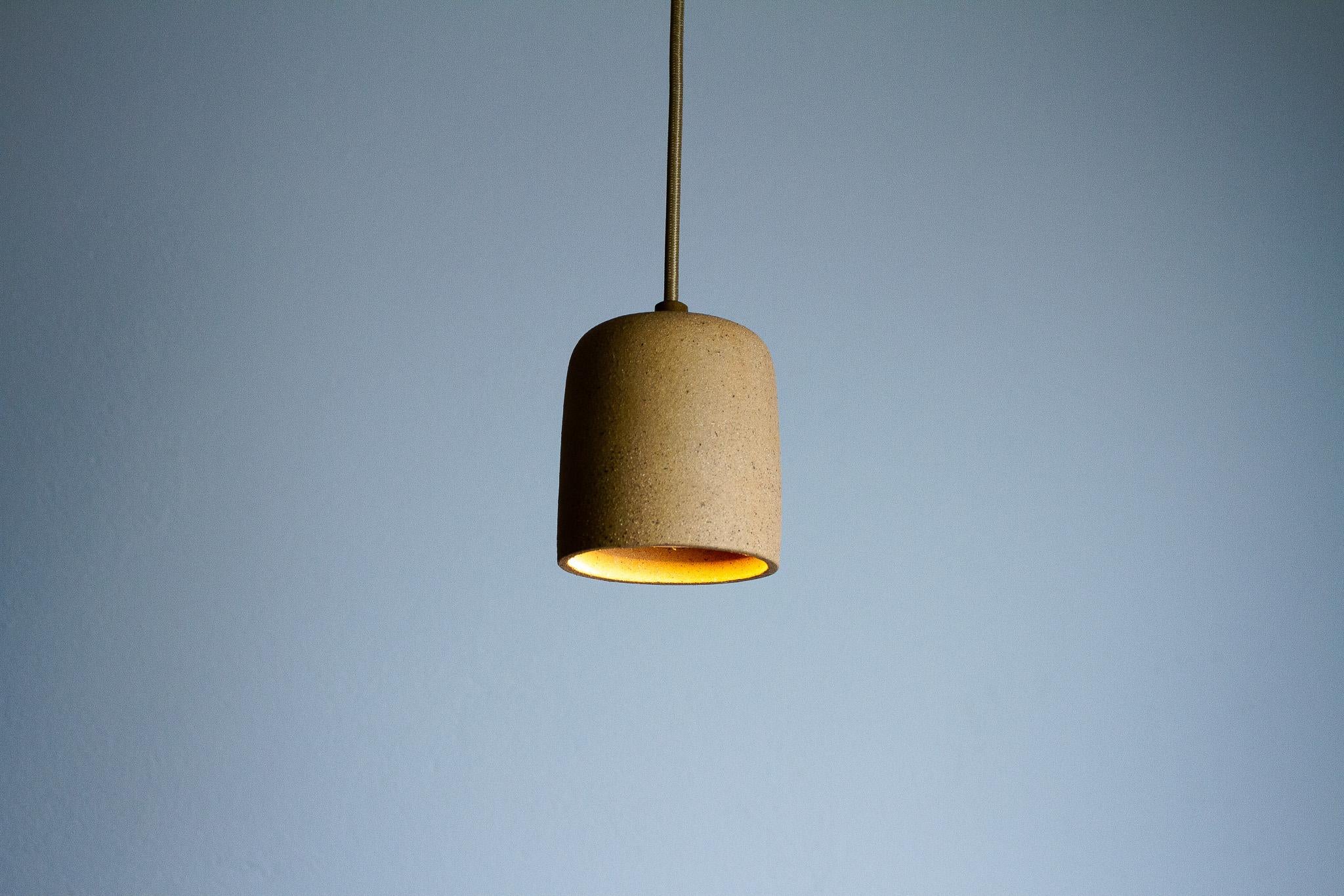 XXI secolo e contemporaneo Ciondolo Cuia - terracotta - Romaria Collection - Ceramica brasiliana in vendita
