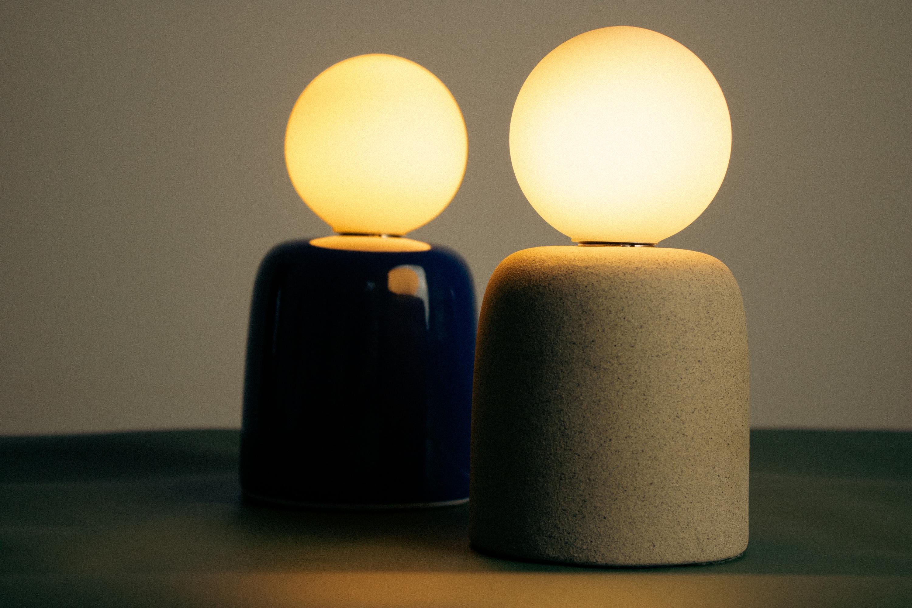 Brésilien Lampe de table Cuia bleue, collection Romaria en vente