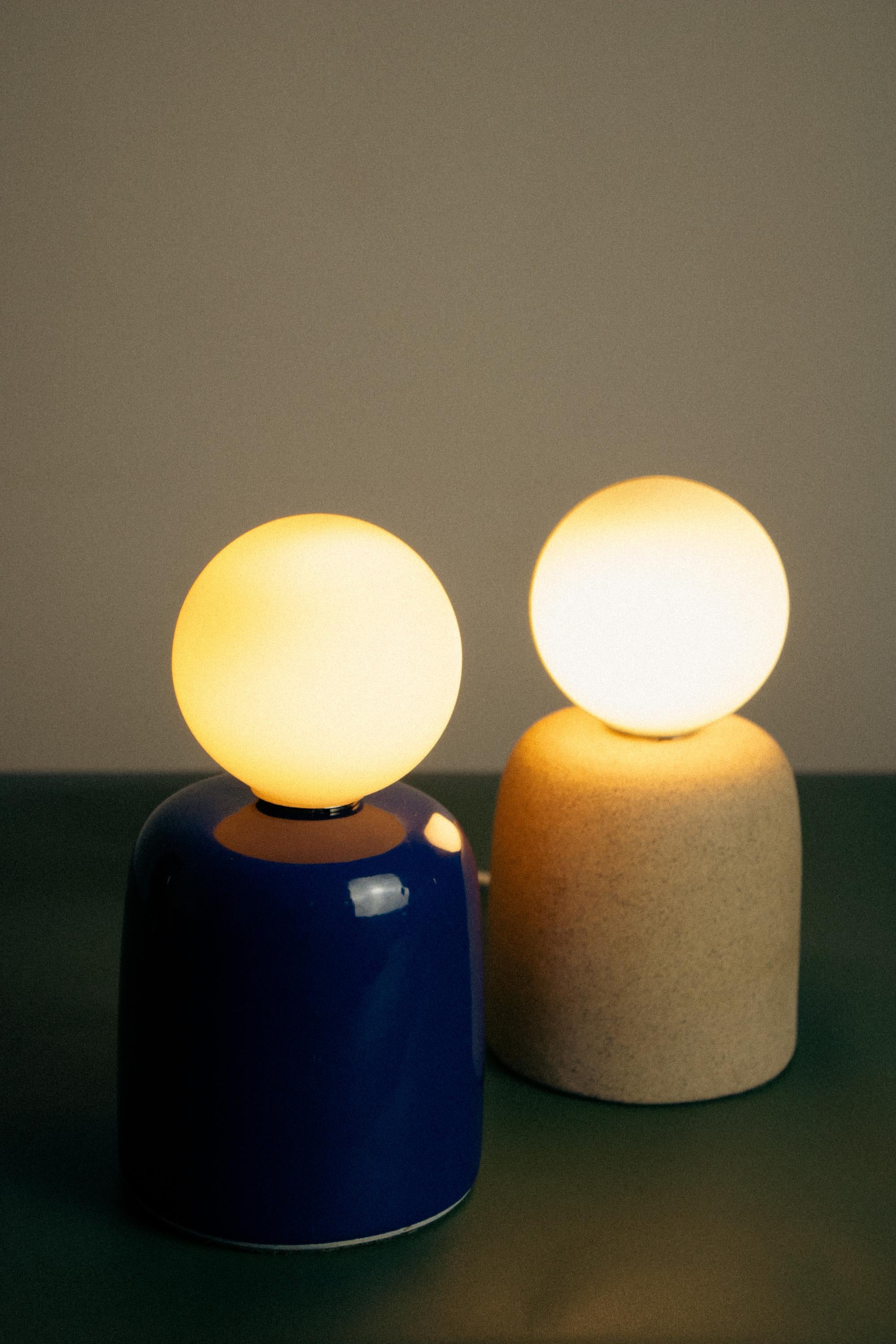 Brésilien Lampe de table Cuia - sable - Collection Romaria en vente