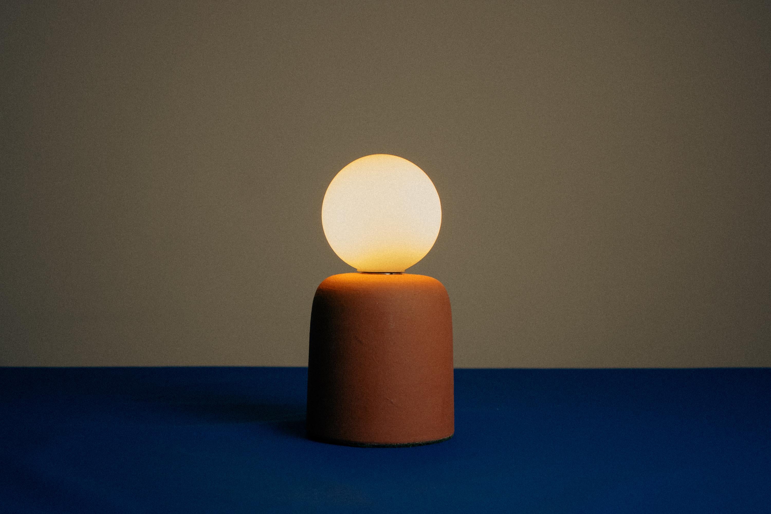 XXIe siècle et contemporain Lampe de table Cuia en terre cuite - Collection Romaria en vente