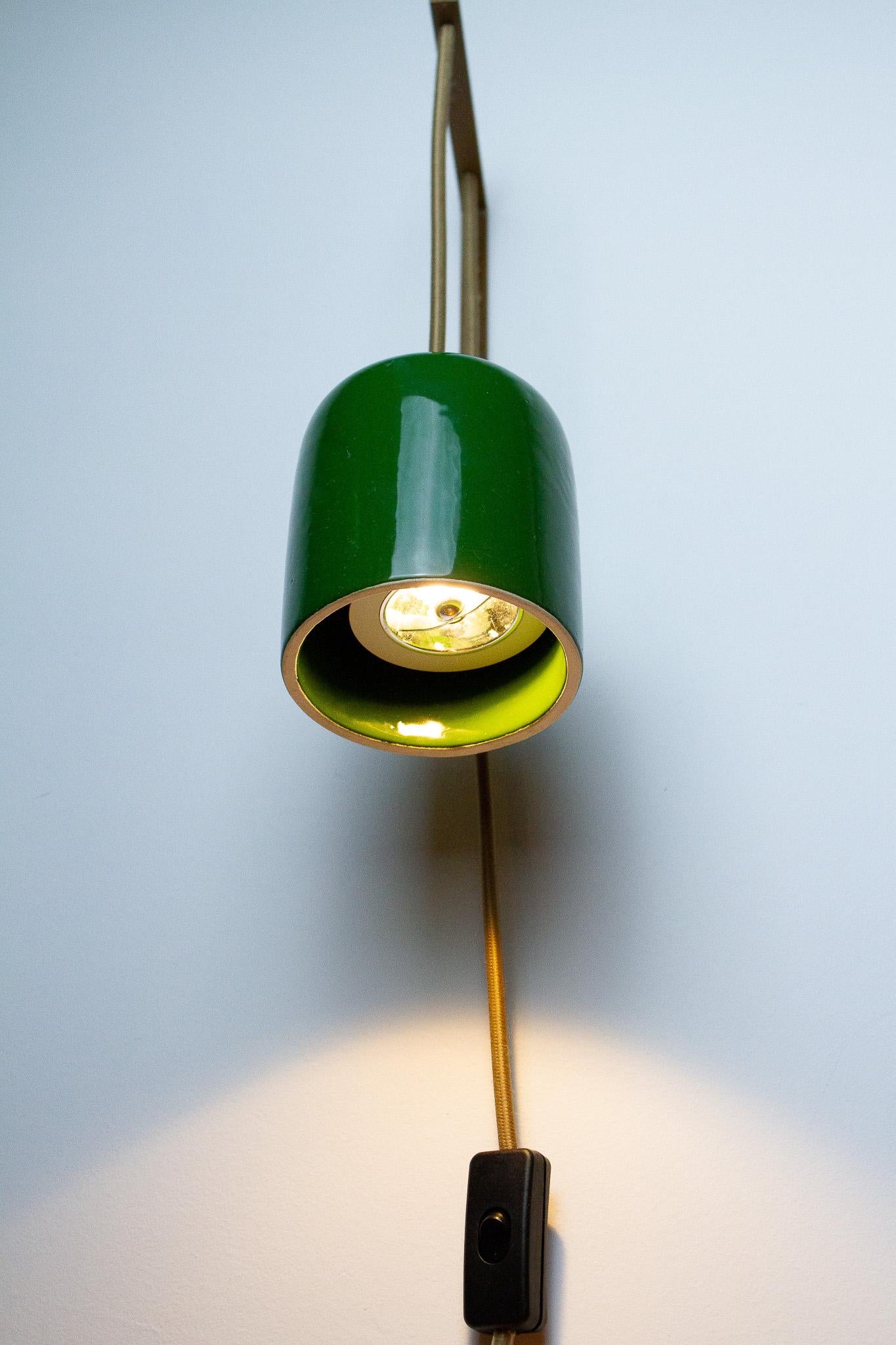 La lampada da parete Cuia fa parte della collezione Romaria, è stata sviluppata da Raísa Anderson, creativa del marchio, e prodotta all'interno di San Paolo, a partire dall'argilla, dalle mani di Luis Airton, un ceramista partner con più di 30 anni