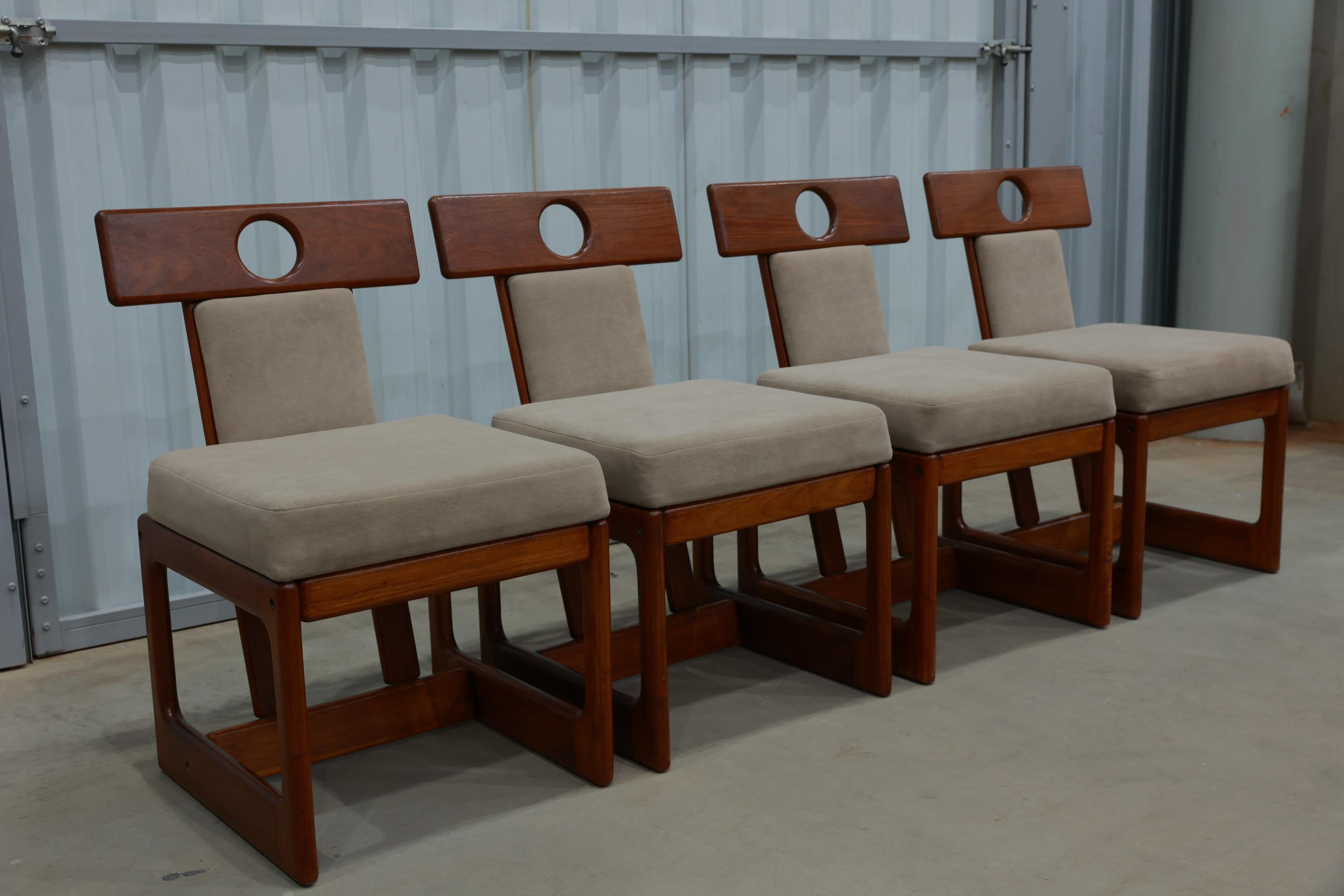 “Cuiaba” Set of of 4 Chairs in Hardwood and Fabric by Sergio Rodrigues, 1970’s  For Sale 6