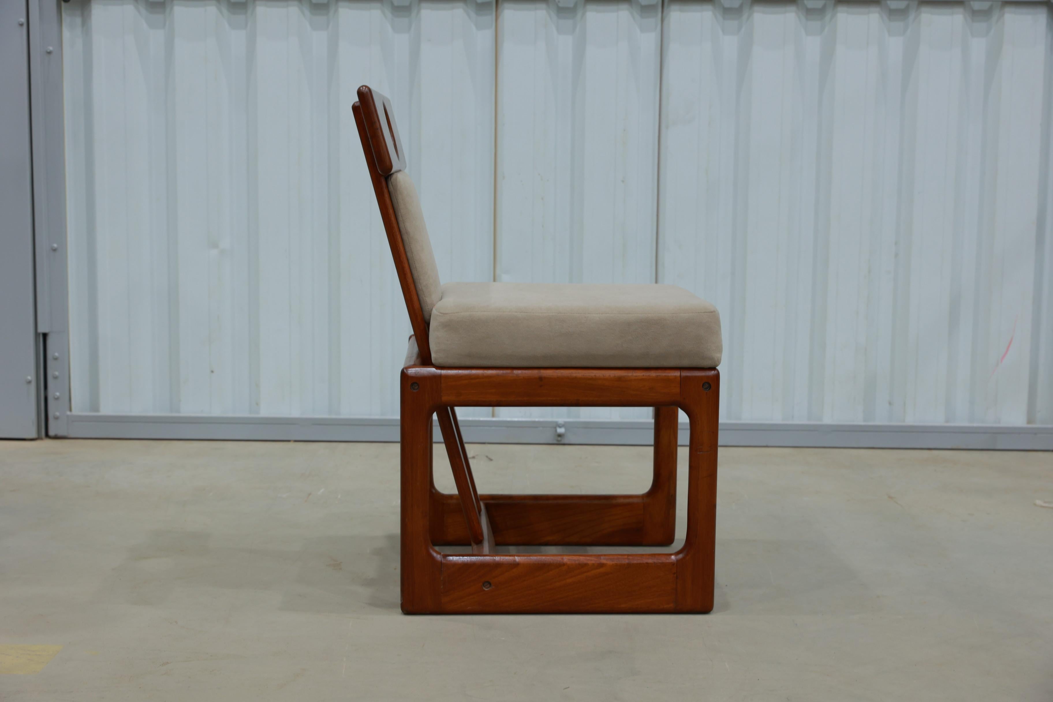 20th Century “Cuiaba” Set of of 4 Chairs in Hardwood and Fabric by Sergio Rodrigues, 1970’s  For Sale
