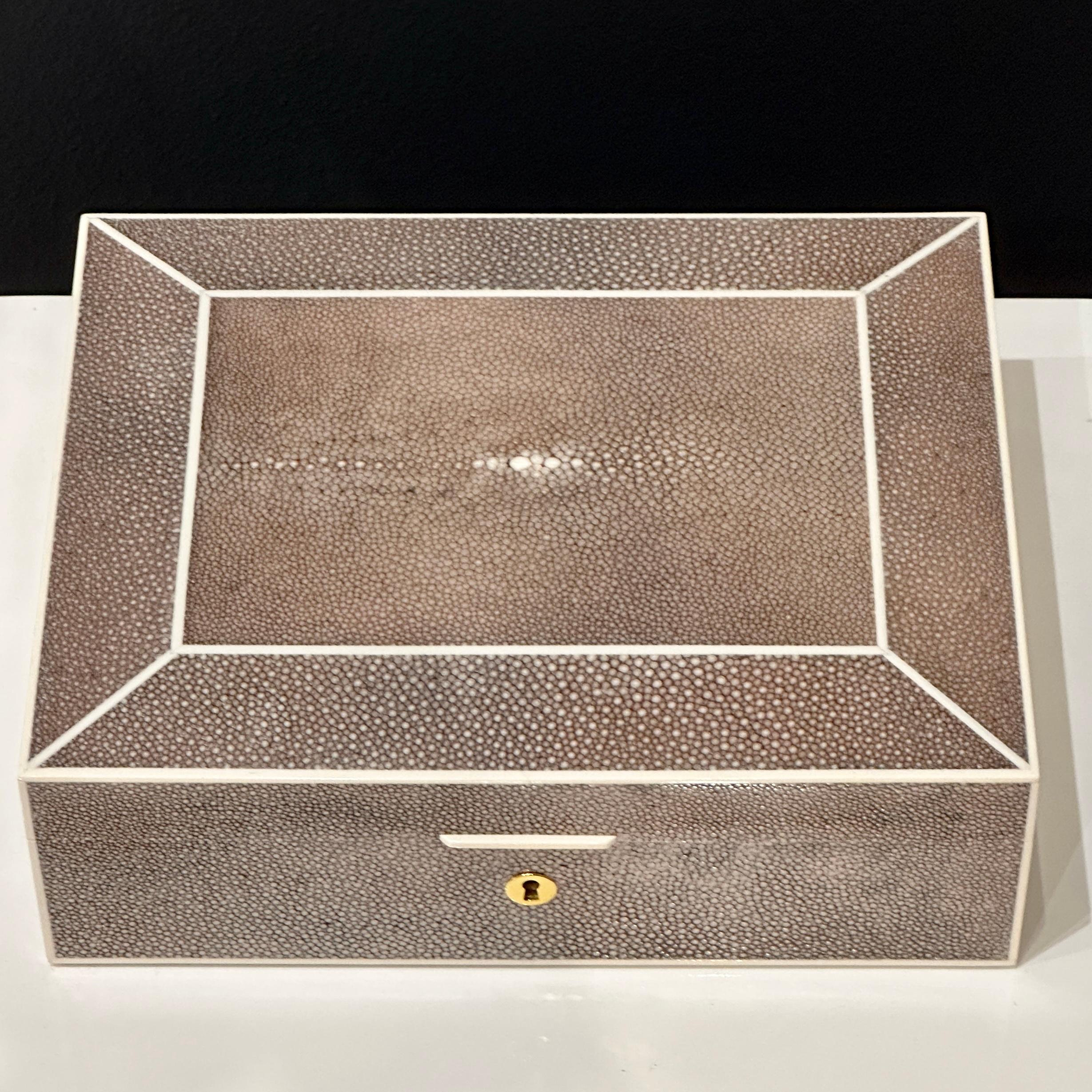 Cuir d'Ocean France Bespoke Shagreen Uhr und Manschettenknopf Box w Knochen Trim und Schlüssel (Moderne) im Angebot