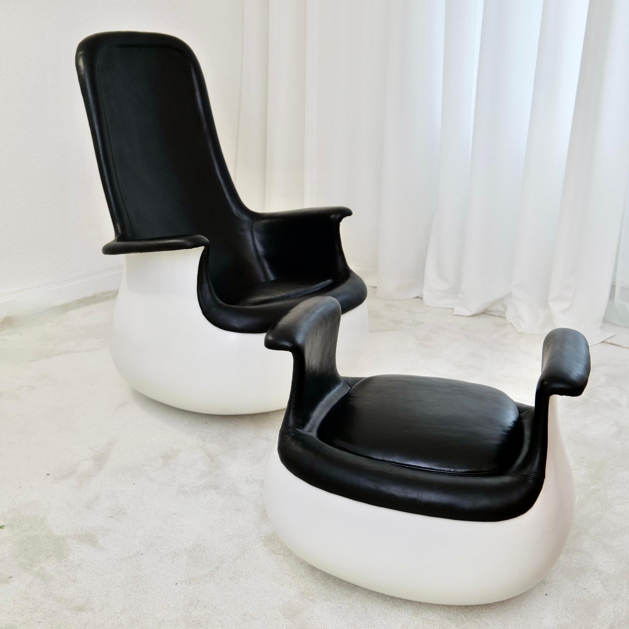 - armchair + ottomane 
- Marc Held for Knoll International (1967 - 1972)
- full restored
- high quality black aniline leather


materials:
fiberglass, leather

