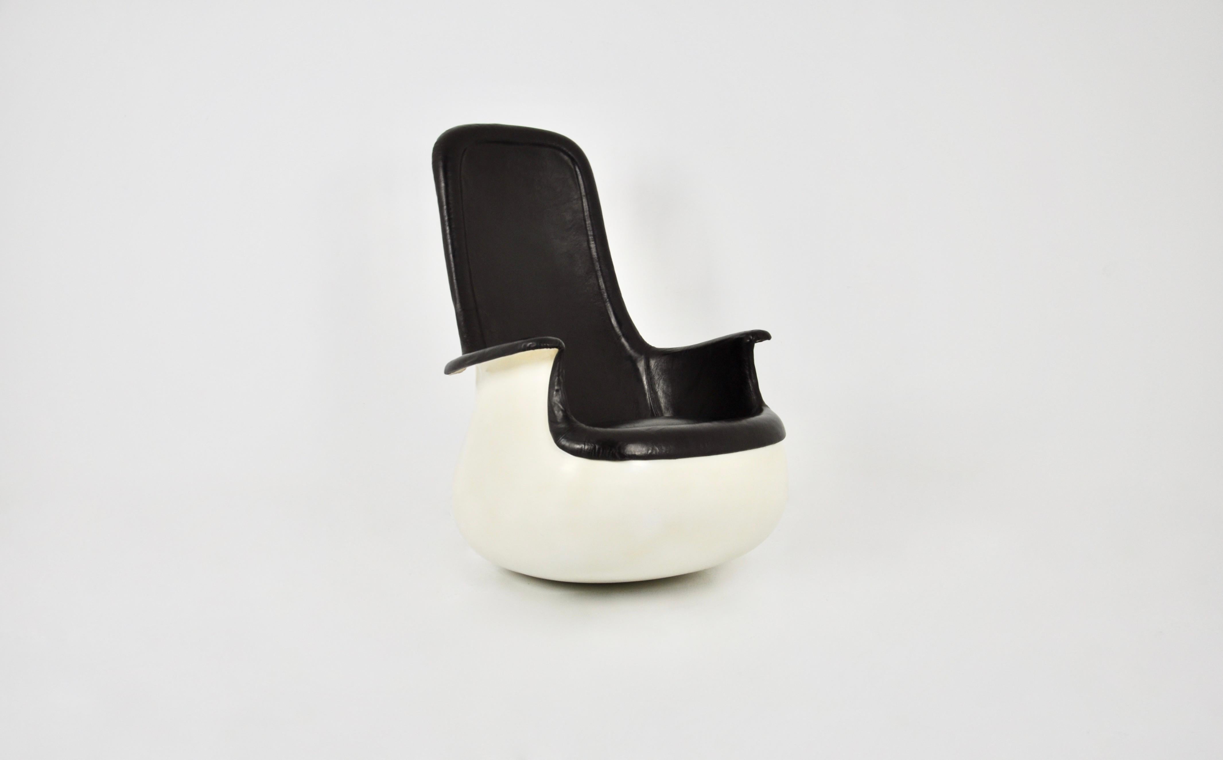 Hochlehniger Sessel aus schwarzem Leder mit geformter Fiberglasschale. Der Stuhl kann nach Belieben gekippt werden. Maße: Sitzhöhe: 40 cm. Zeit- und altersbedingte Abnutzung.
   