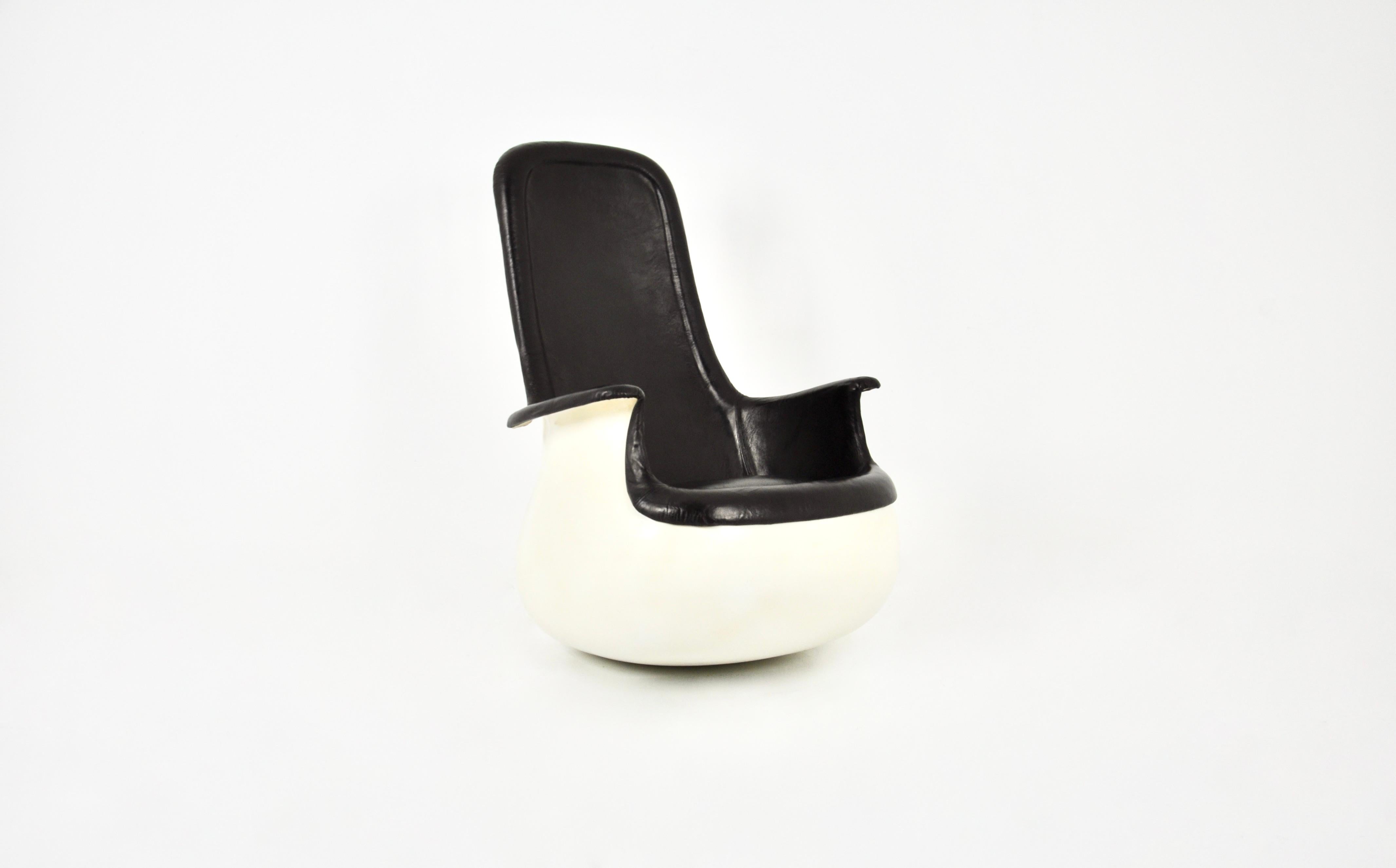 High back armchair in black leather with moulded fibreglass shell. The chair can be tipped. Measure: Seat height: 40 cm. Wear due to time and age.
For shipping, request us for receive the best price.
   