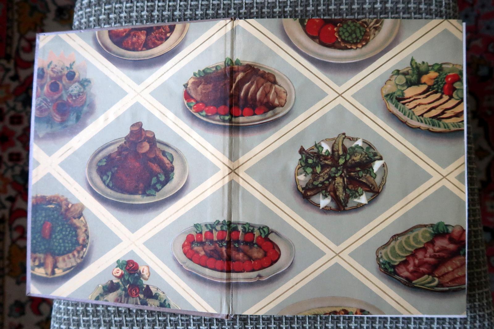 « Culinary Treasures: Vintage Cookbook from USSR, c.1959, 1J154 » Bon état - En vente à Bordeaux, FR