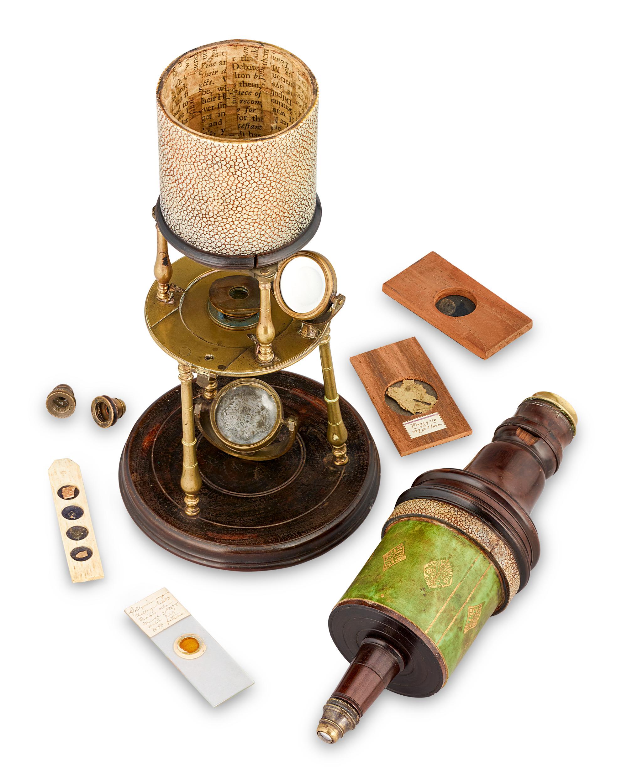Microscopio monoculare composto
Edmund Culpeper
Circa 1730

Questo straordinario microscopio dell'inizio del XVIII secolo è un esempio museale di innovazione scientifica e abilità artigianale realizzato da Edmund Culpeper, che è ampiamente