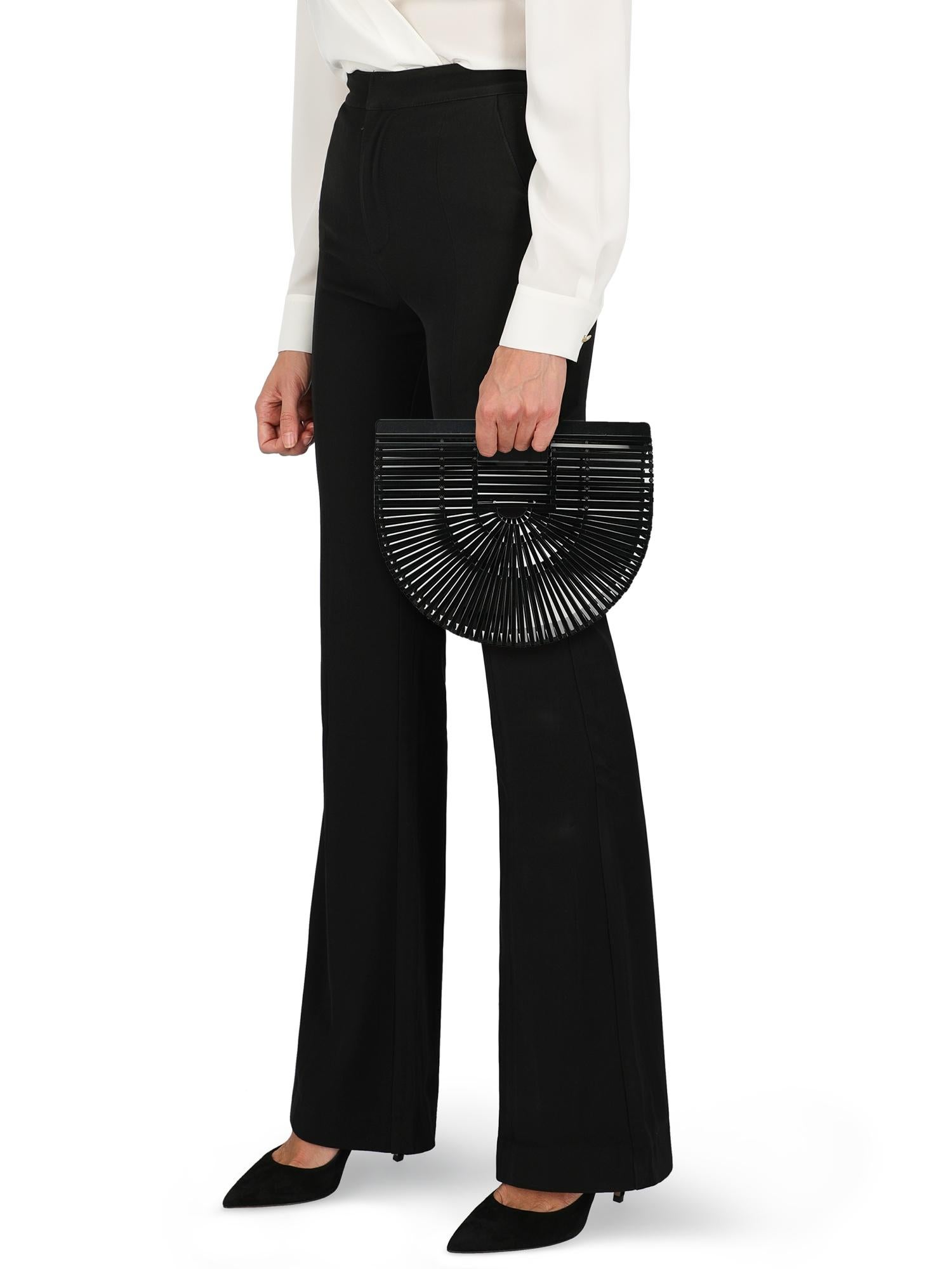 Woman, synthetic fibers, solid color, shiny effect, internal logo, perforated, day bag

Includes:
- Dust bag
- Box

Product Condition: Excellent
Fabric: negligible scratches.

Measurements:
Height: 18 cm
Depth: 7 cm
Width: 28 cm
Handles Drop: 4