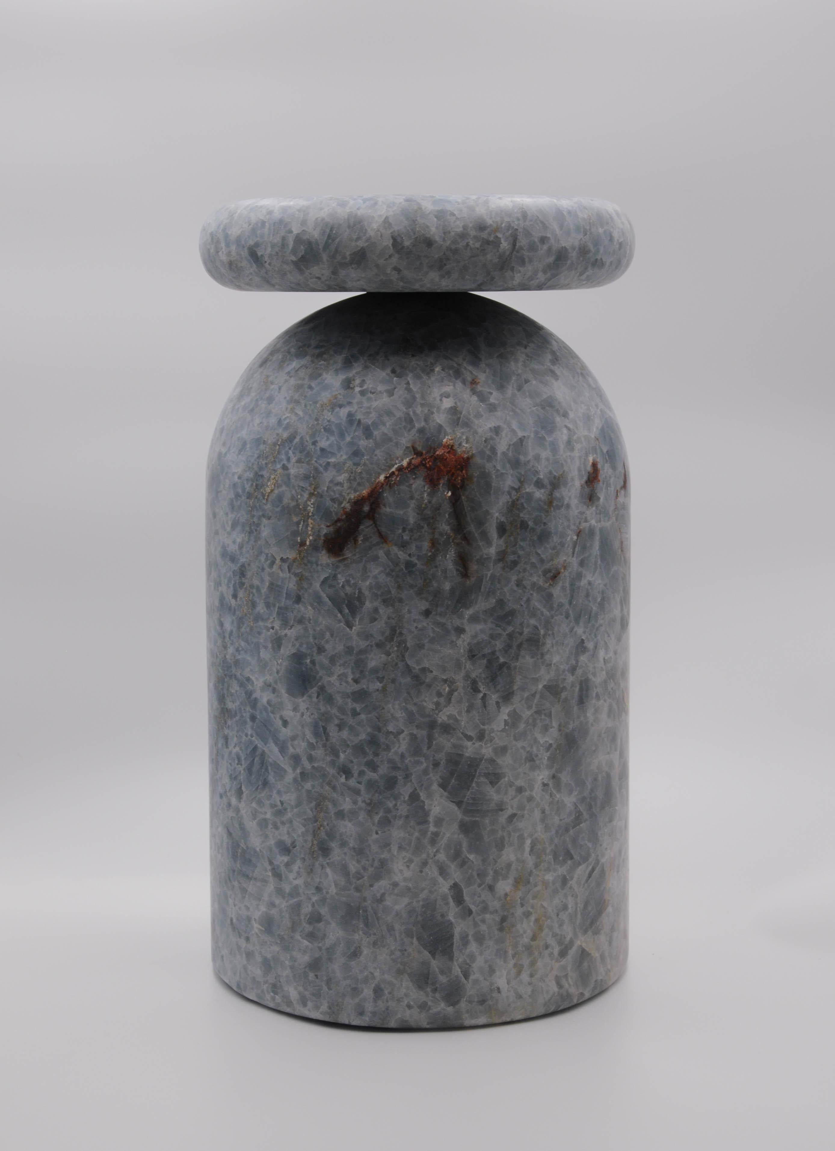 Postmoderne Cult Stool, table d'appoint sculpturale, Blue Calacite en vente