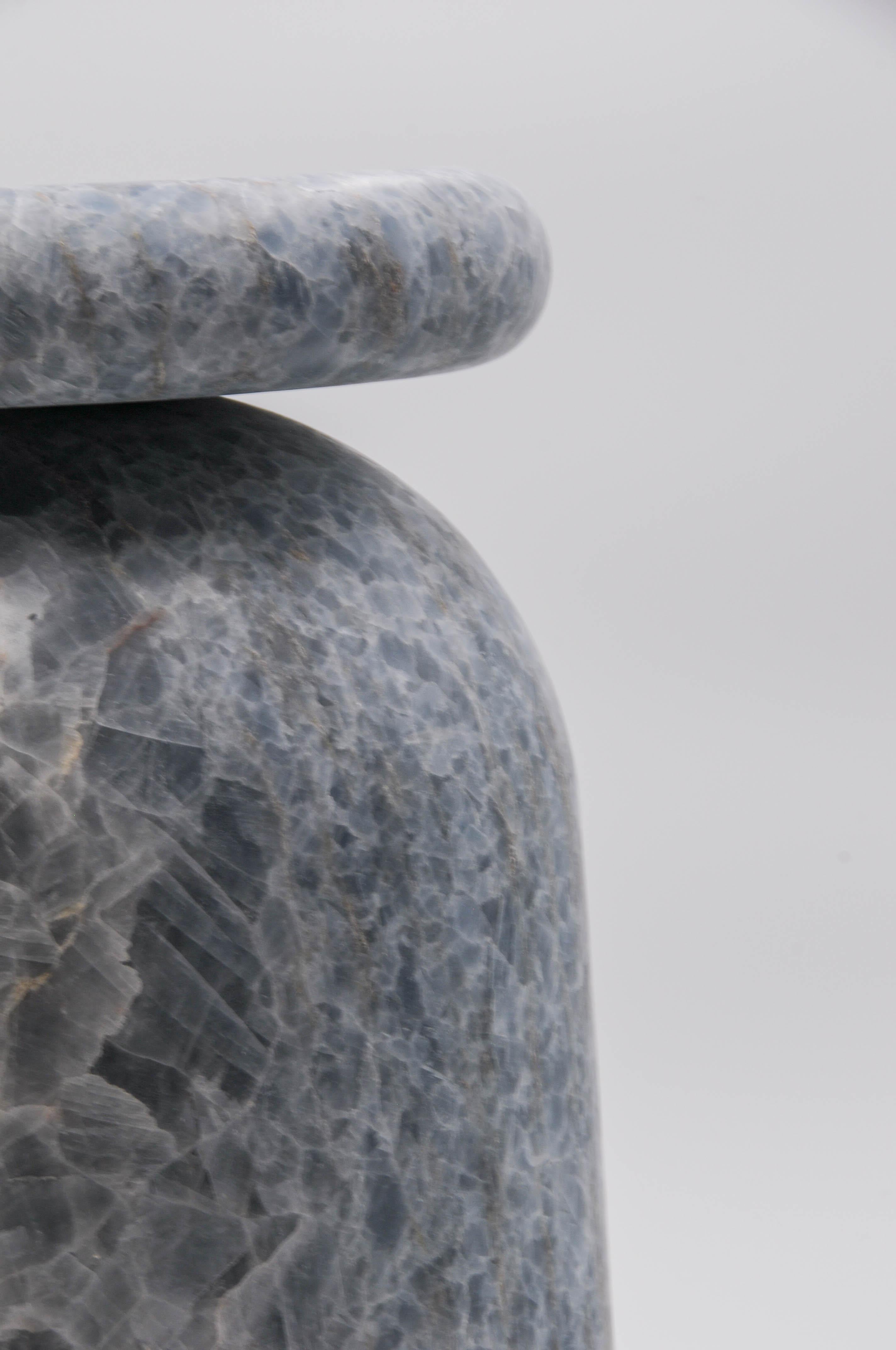 Mexicain Cult Stool, table d'appoint sculpturale, Blue Calacite en vente