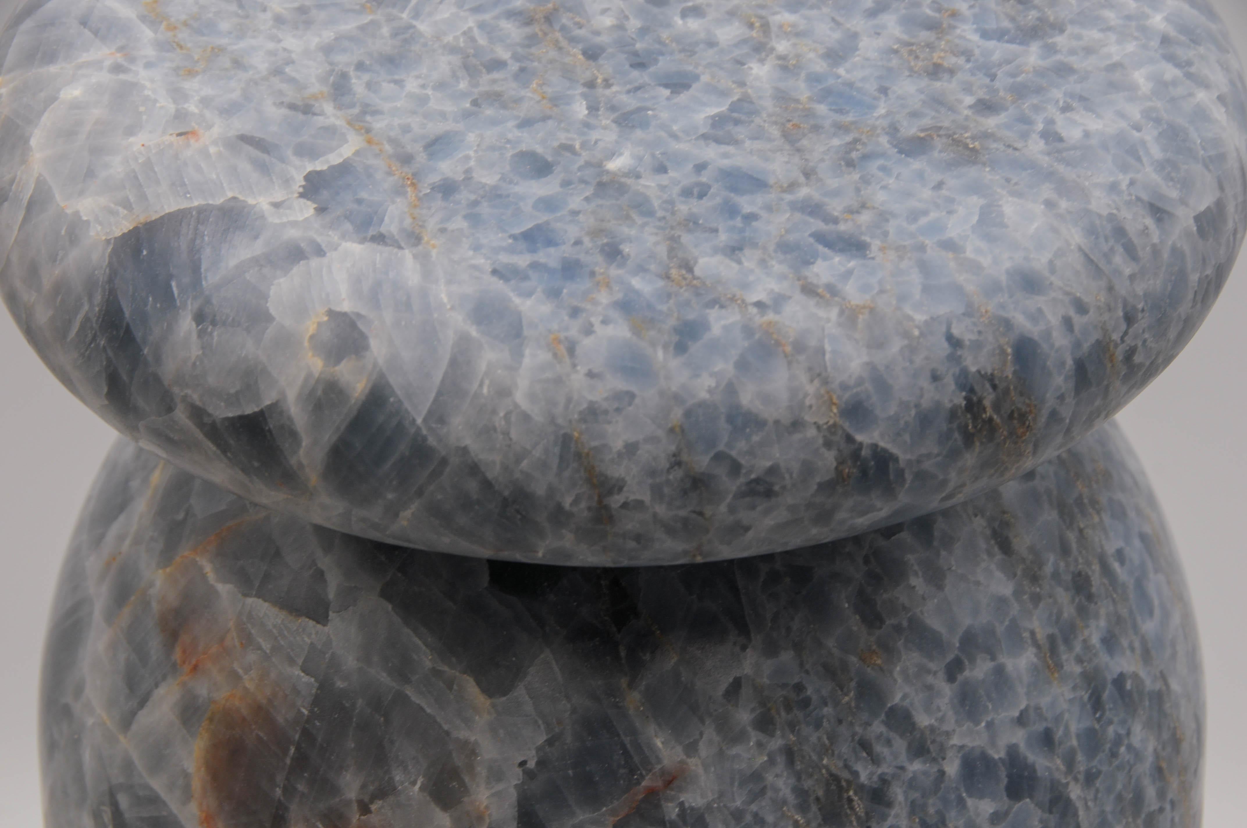 Sculpté Cult Stool, table d'appoint sculpturale, Blue Calacite en vente