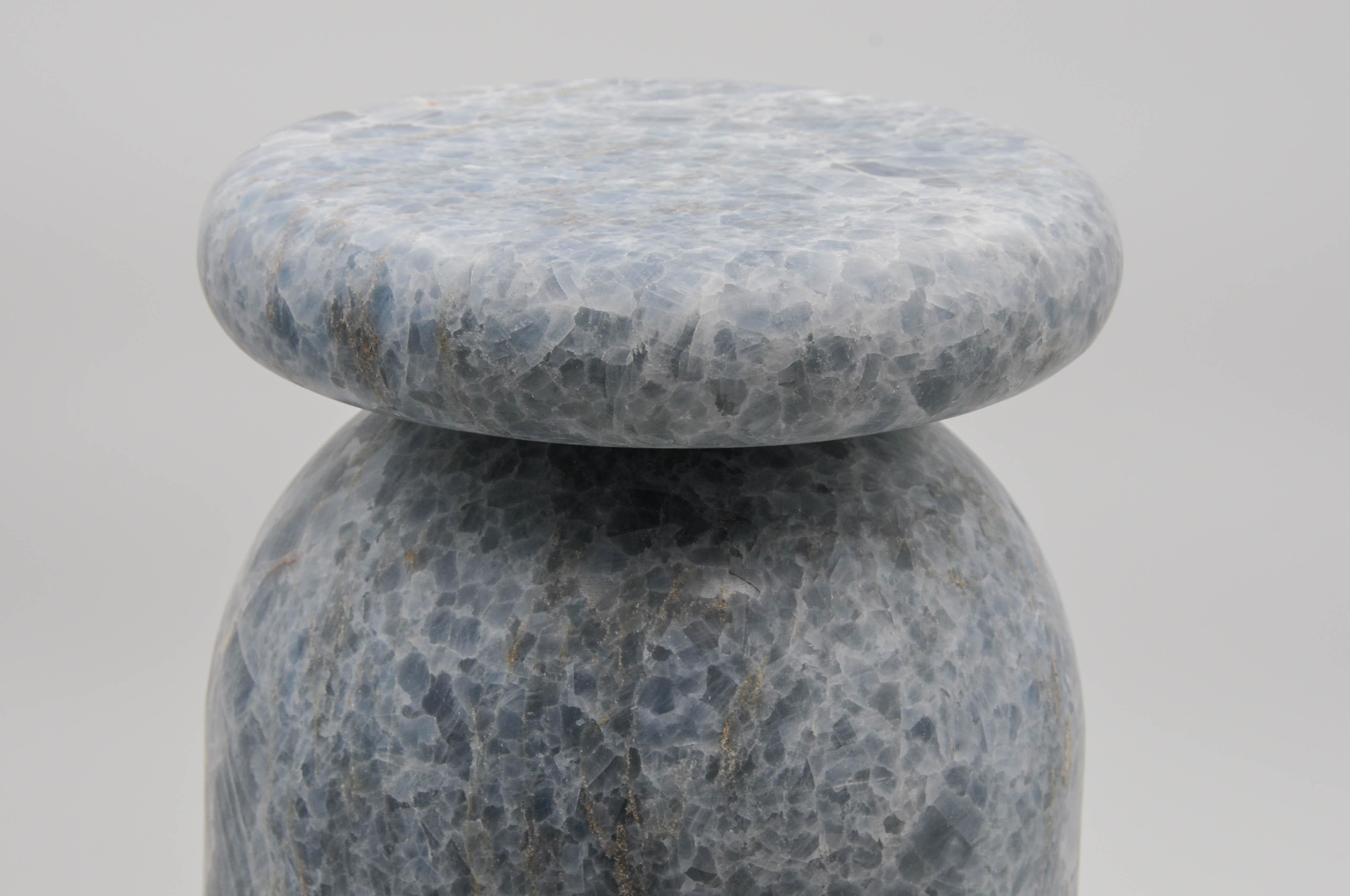 Cult Stool, table d'appoint sculpturale, Blue Calacite Neuf - En vente à Ciudad de México, CDMX