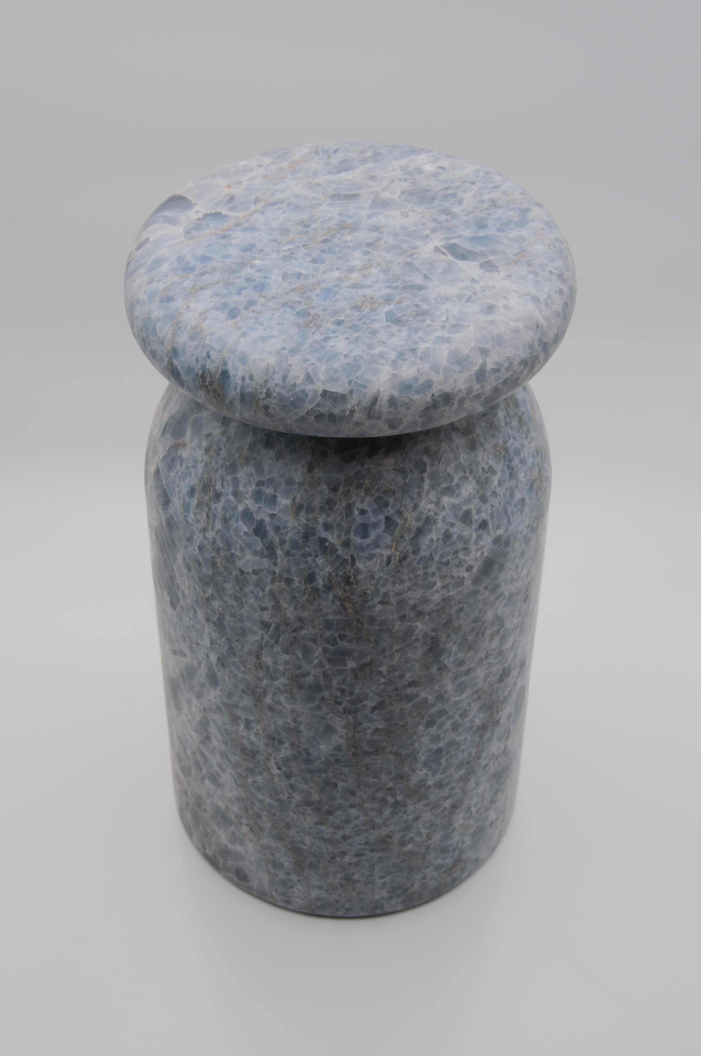 XXIe siècle et contemporain Cult Stool, table d'appoint sculpturale, Blue Calacite en vente