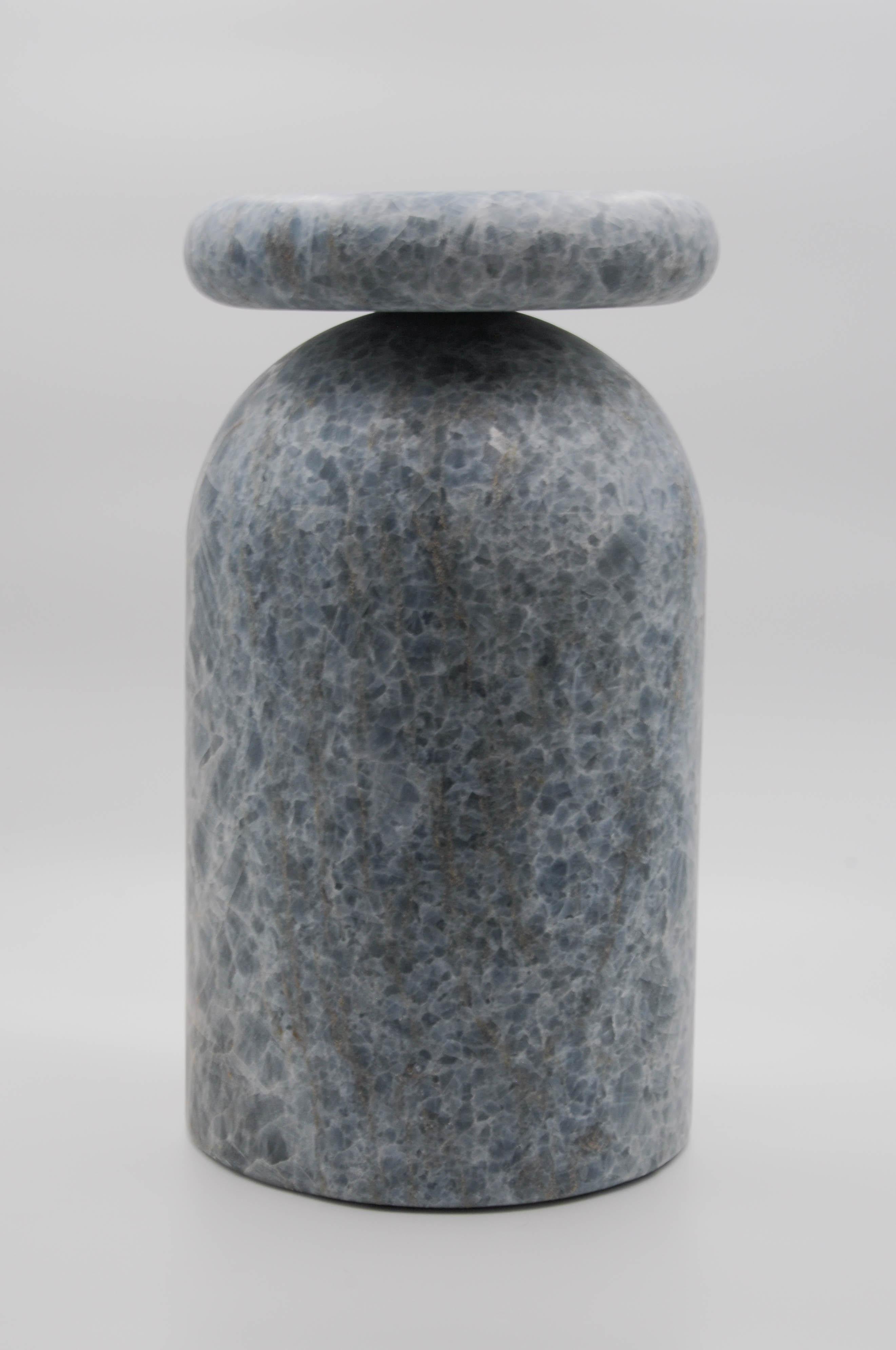 Pierre Cult Stool, table d'appoint sculpturale, Blue Calacite en vente