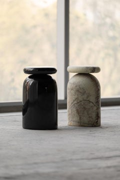 Taburete Cult, Mesa auxiliar escultórica, en lacado negro