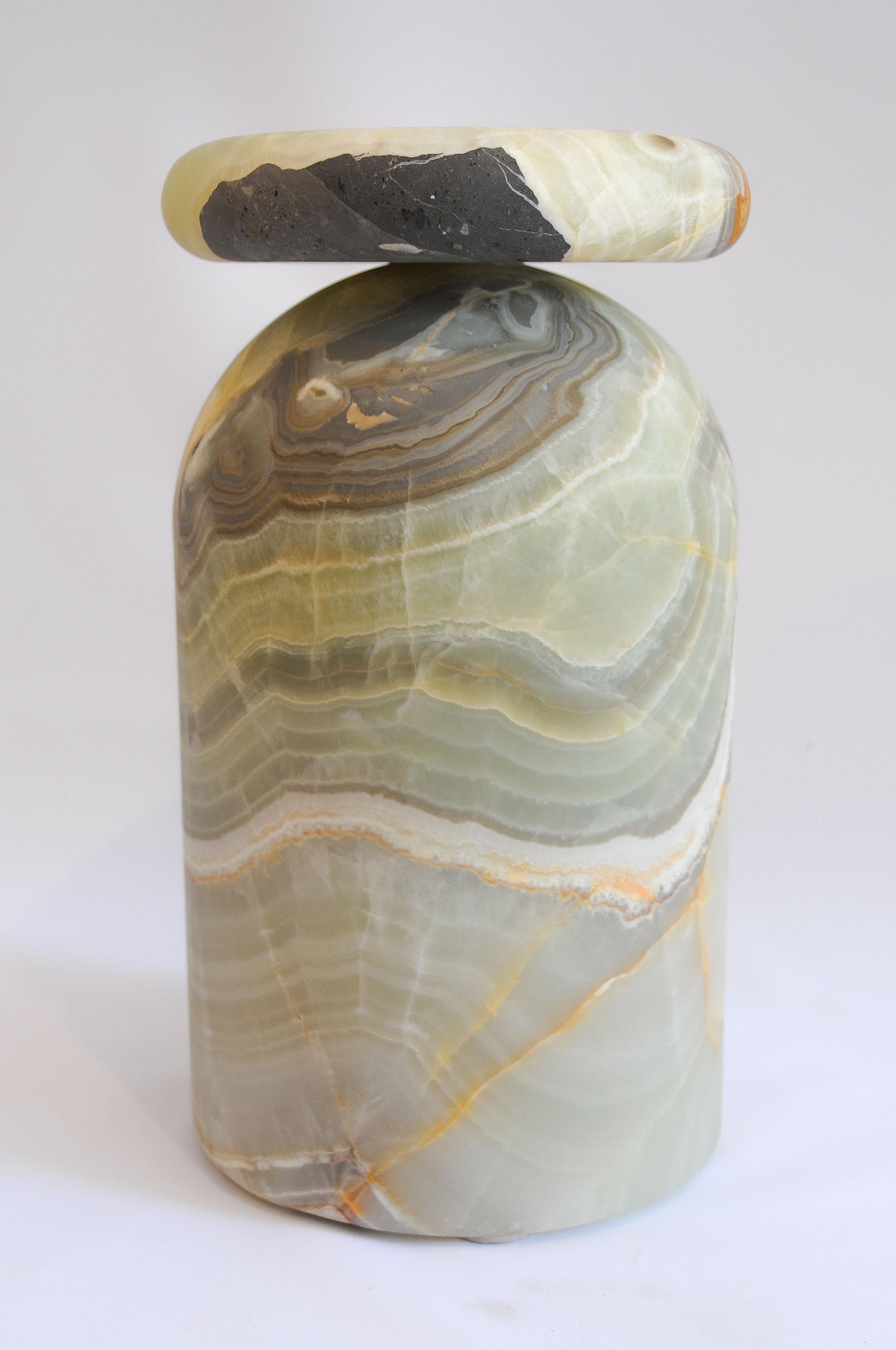 Cult Hocker/ Beistelltisch; ein handgeformter Stein aus mexikanischem Marmor und mexikanischem Onyxkonglomerat, der auf eine ursprüngliche skulptural-architektonische Sprache zurückgreift und gleichzeitig die Materialien auf modernistische Weise