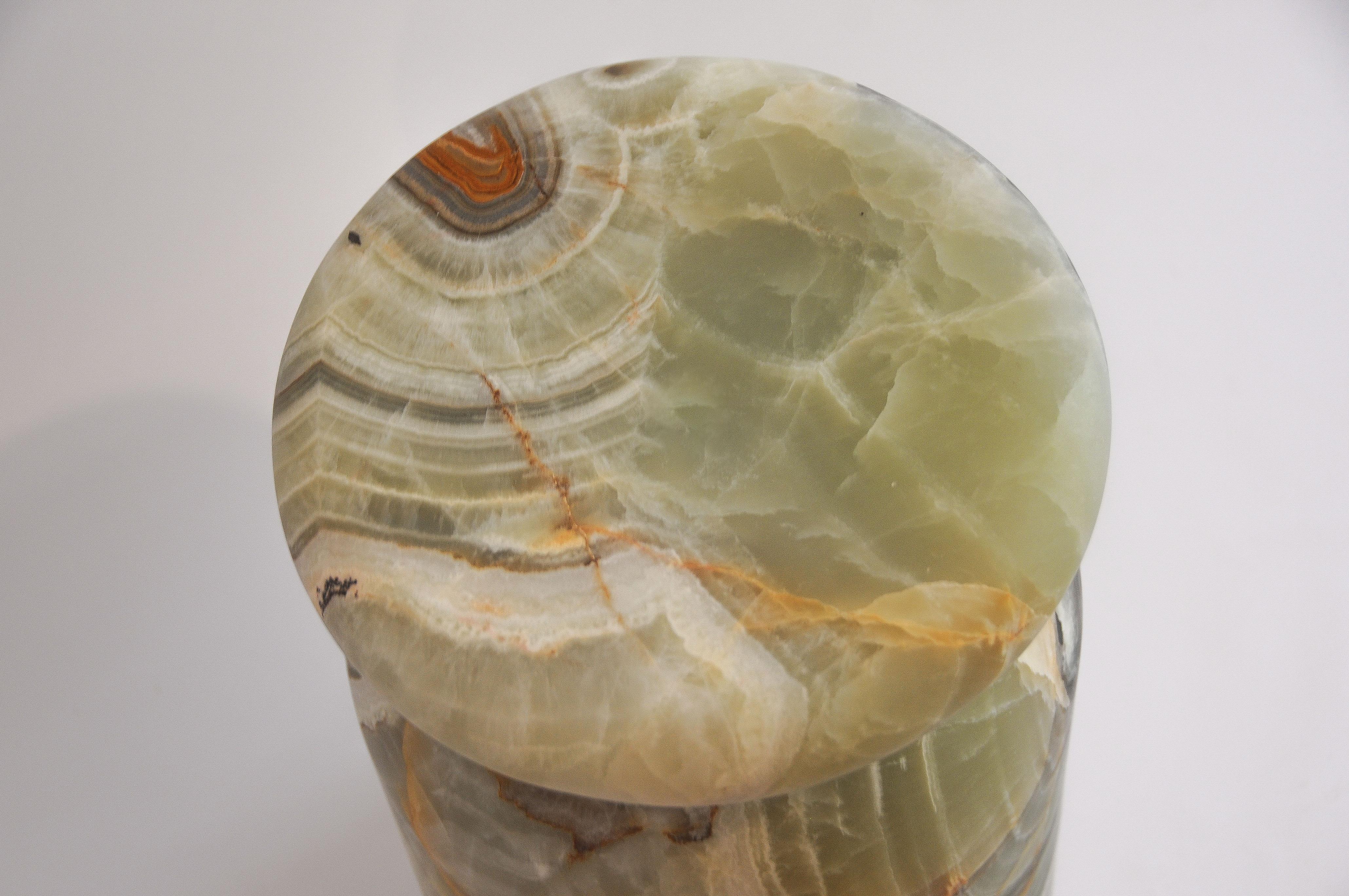 Cult Hocker, skulpturaler Beistelltisch, mexikanischer grüner Onyx (Postmoderne) im Angebot