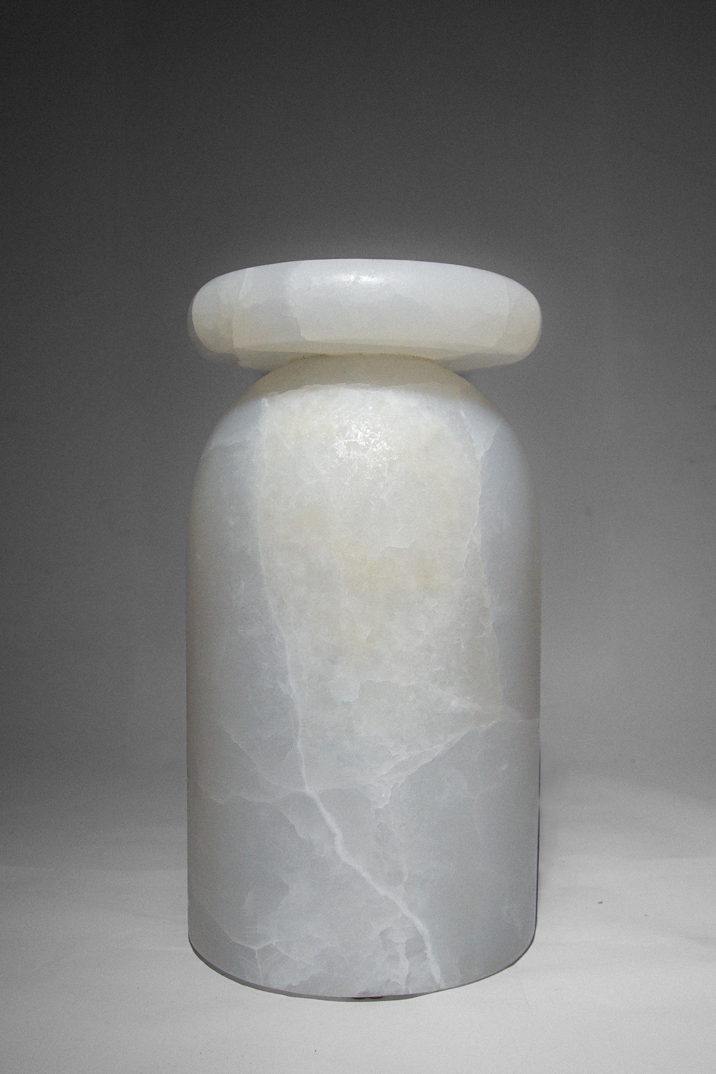 Sculpté Tabouret Cult sculptural, onyx de glace mexicain / marbre en vente